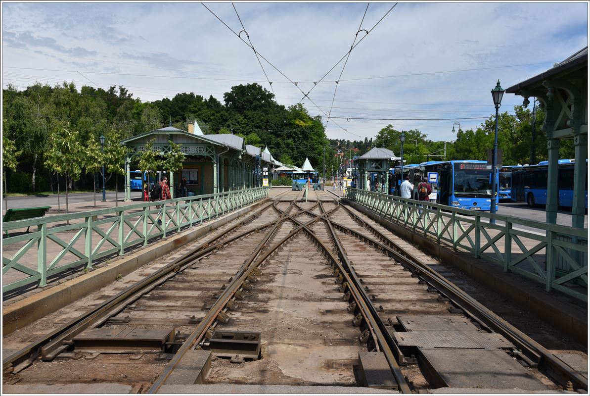 Tramendstation Hüvösvölgy für den Übergang zur Kindereisenbahn Budapest. Wegen Sanierungsarbeiten an der Tramstrecke verkehren zur Zeit Busse. (10.06.2017)