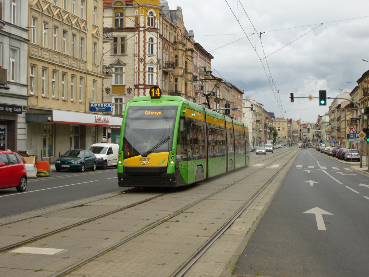 Tramino Nr. 537 auf Linie 14 fährt die Głogowska Straße entlang, Poznań, Polen, 03.09.2017.