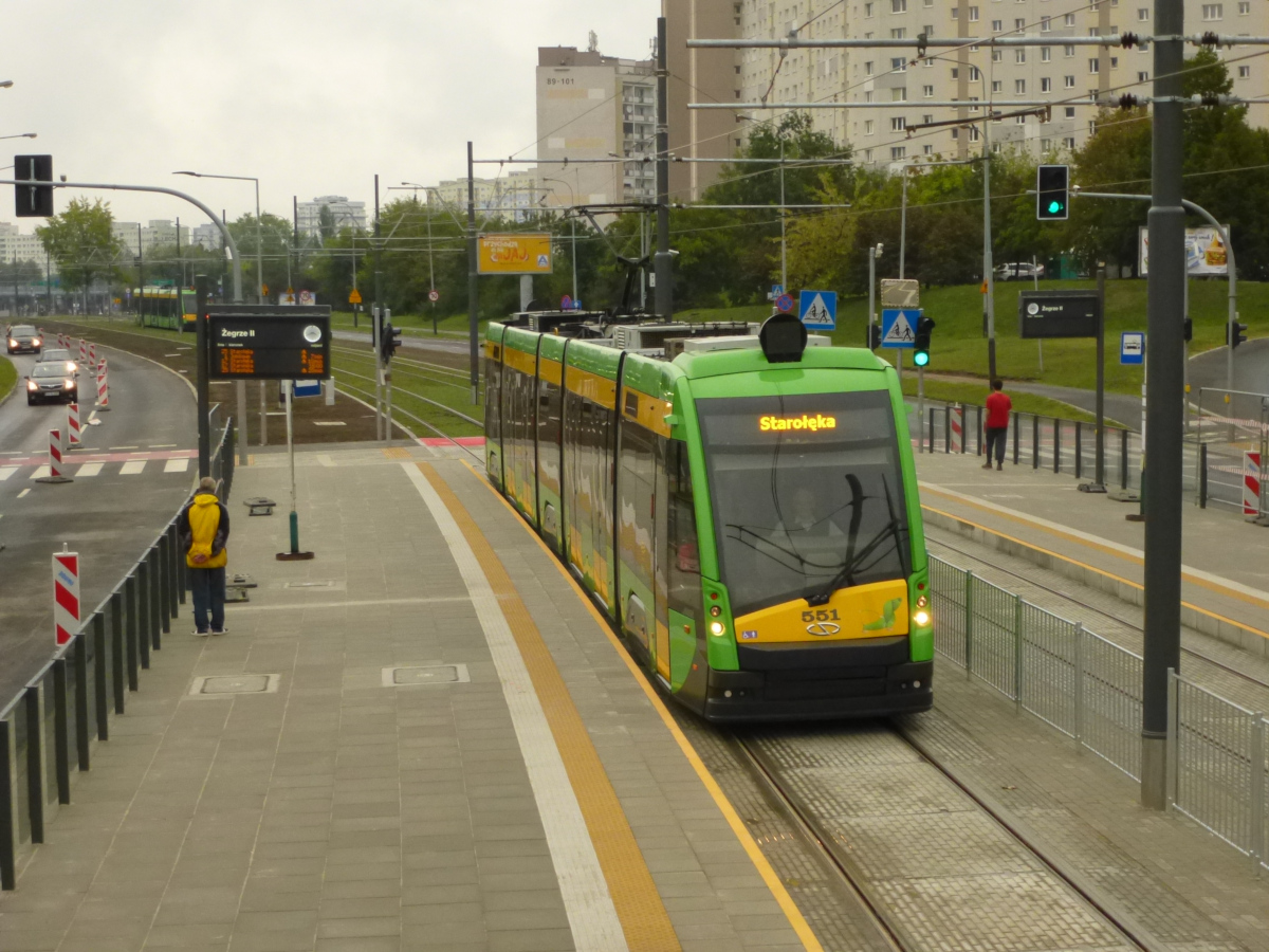 Tramino Nr. 551 auf Linie 25 beim Halten an der Haltestelle Żegrze II, Poznań, Polen, 07.09.2019.