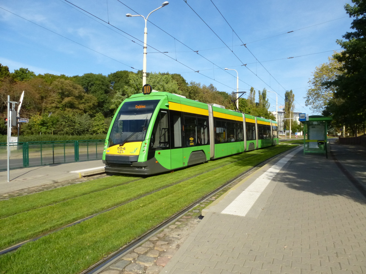 Tramino Nr. 554 auf Linie 10 steht an der Haltestelle Armii Poznań, Poznań, Polen, 25.09.2016.