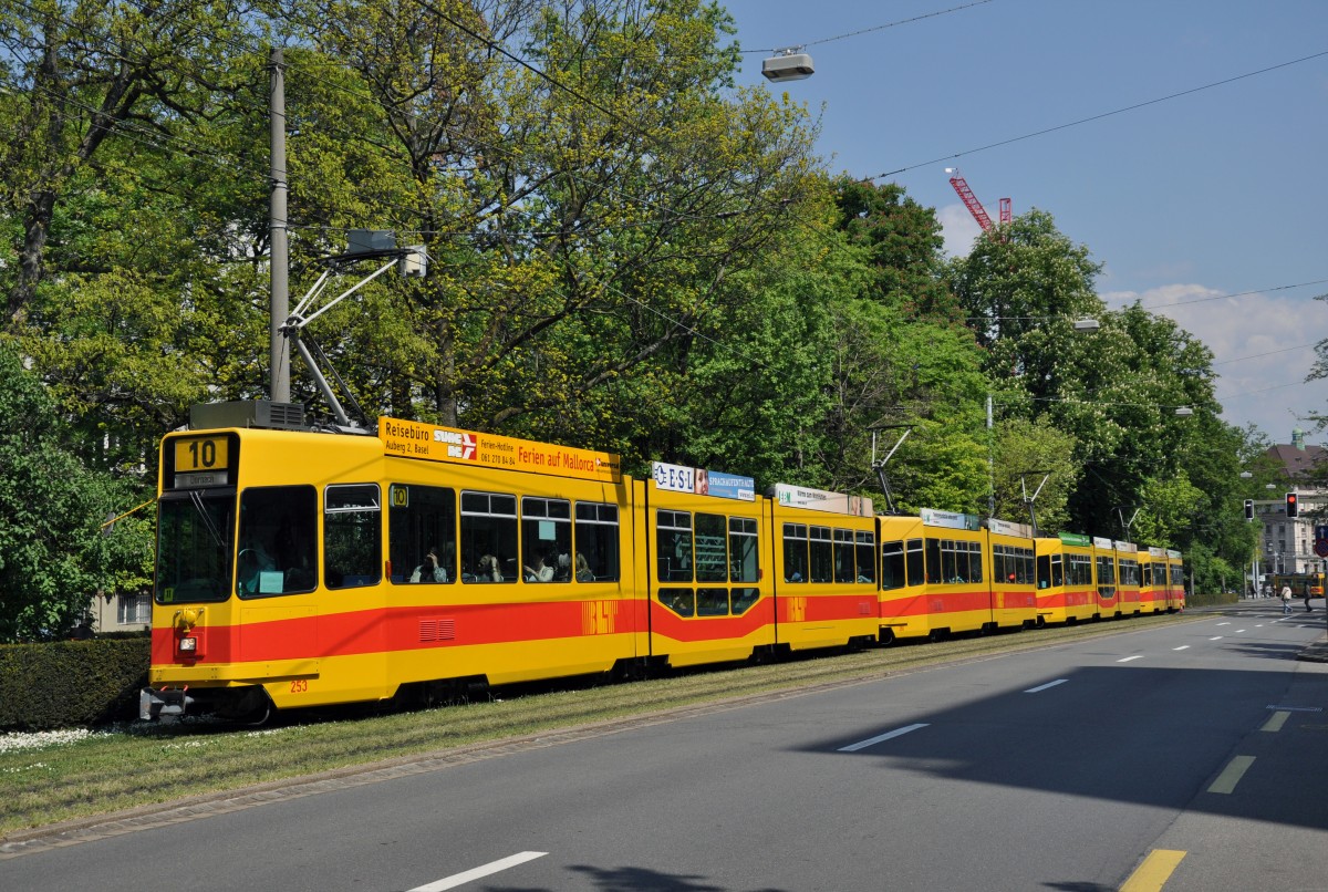 Tramkolonne im Aeschengraben. Vorne: Be 4/8 253 und Be 4/6 206, hinten Be 4/8 206 und Be 4/6 225. Die Aufnahme stammt vom 24.04.2014.