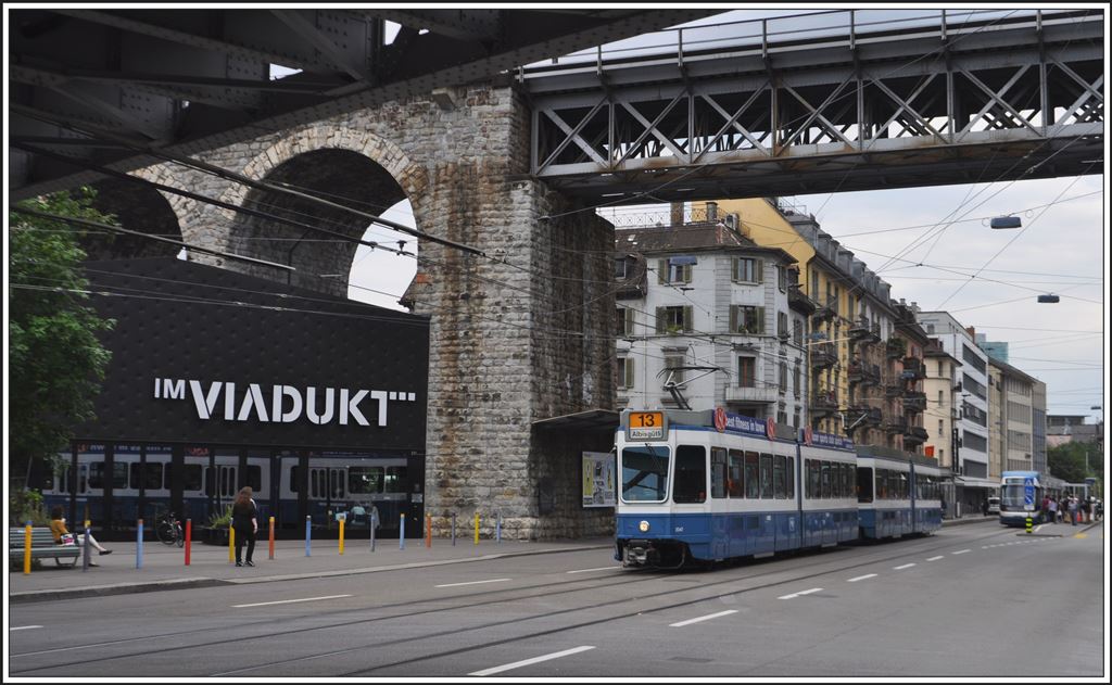 Tramlinie 13 bei der Haltestelle Dammweg. Die Wipkingerlinie der SBB und die ehemalige Brücke der alten Lettenerlinie überspannen hier die Limmatstrasse. (19.06.2014)