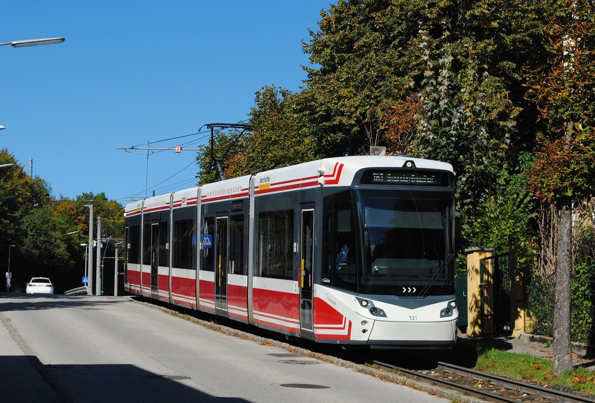 Tramlink 121 auf der Fahrt nach Gmunden - Engelhof am Beginn des 96 Promille Steilstreckenabschnitts in der Kaltenbrunner Straße. (04.10.2020)