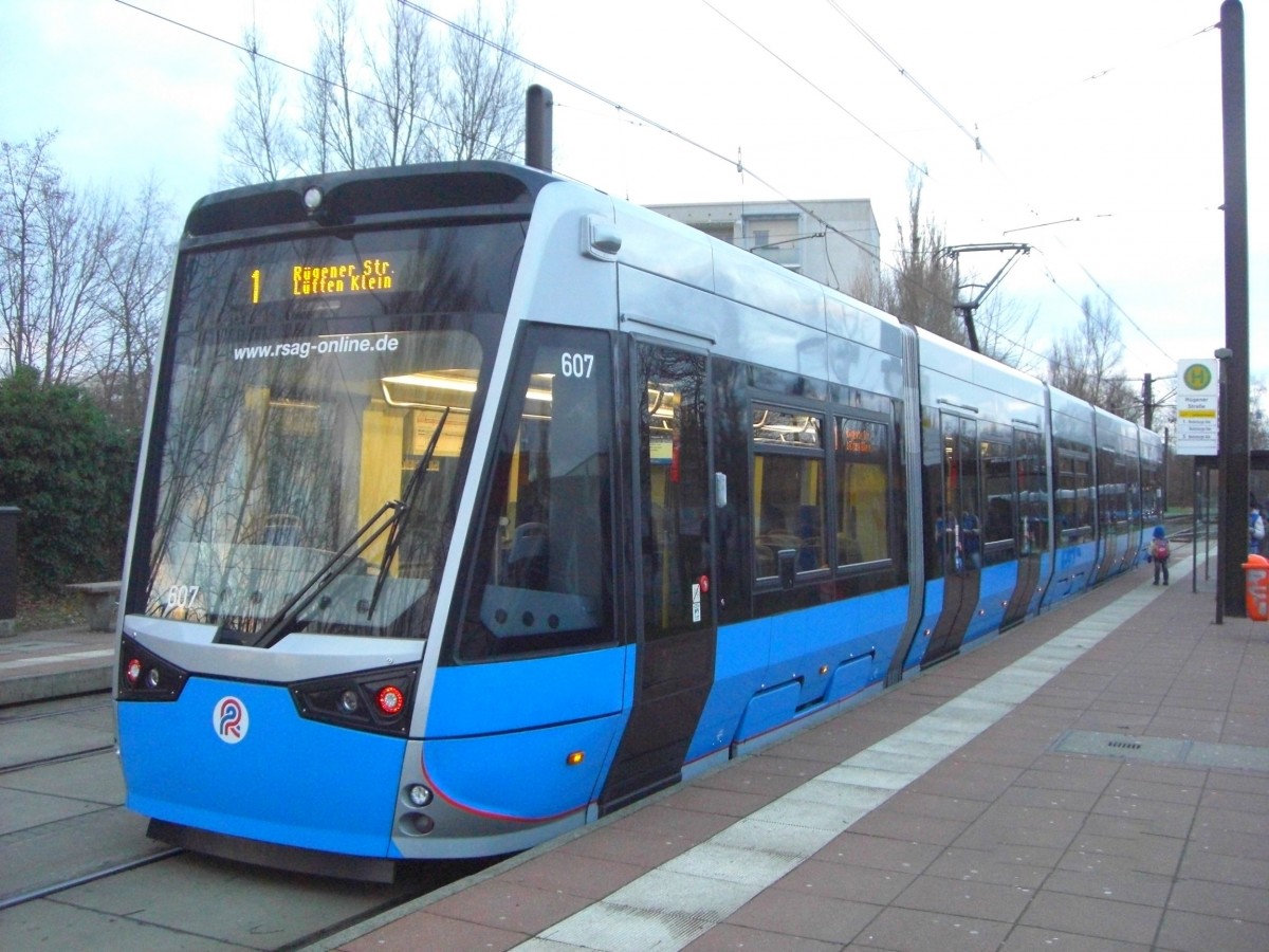 Tramlink 6N2 als Linie 1 nach Rügener Straße, Lütten-Klein in der Endhaltestelle, 29.01.2015