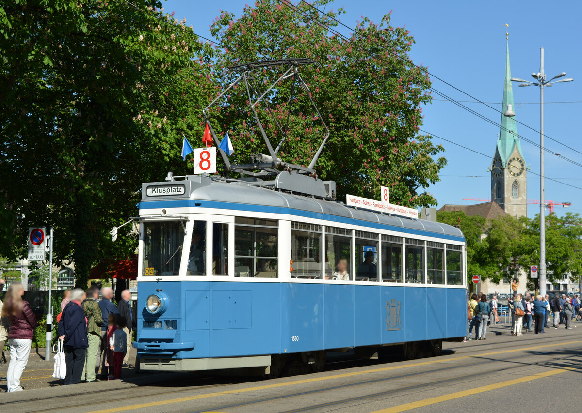 Tramparade vom 21.05.2017 anlässlich 50 Jahre Verein Tram-Museum Zürich/10 Jahre Museum Burgwies: Be 4/4 1530 zwischen Helmhaus und Bellevue.