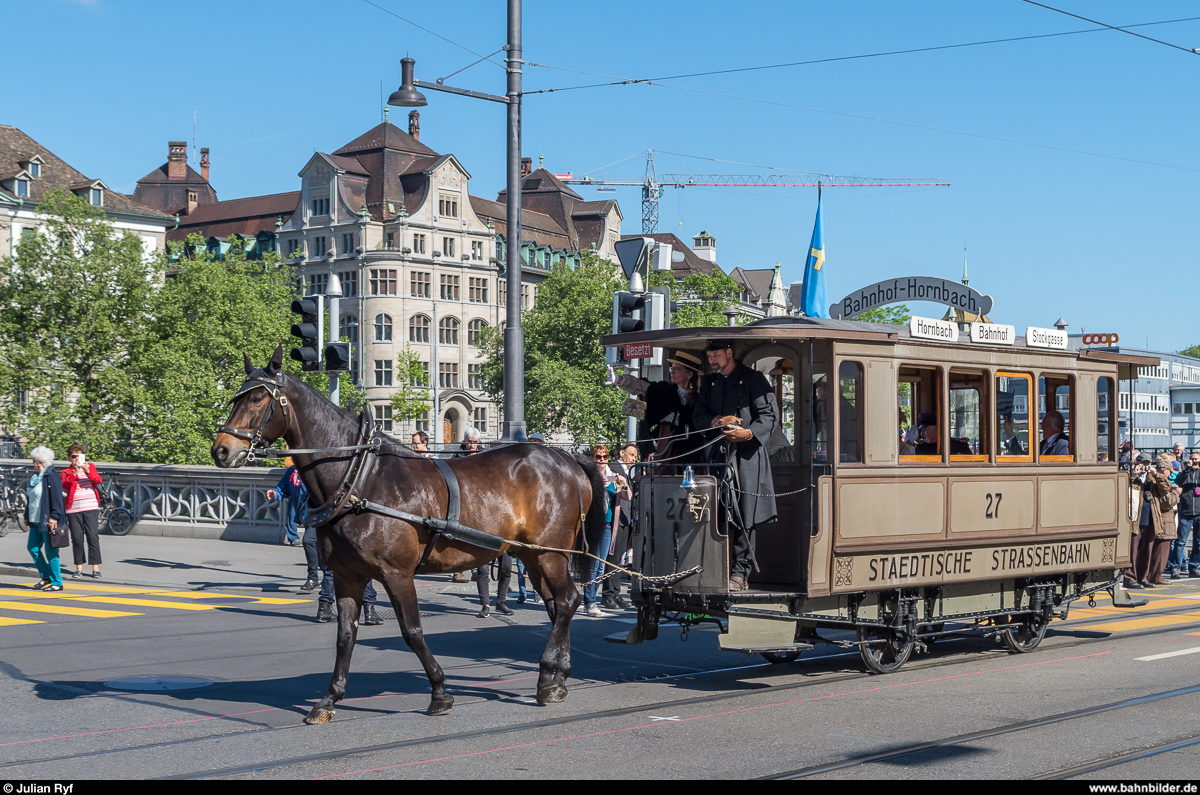 Tramparade in Zürich am 21. Mai 2017 zum 10-Jahre-Jubiläum des Tram-Museum Burgwies und zum 50-Jahre-Jubiläum des Vereins Tram-Museum.
Das Rösslitram wurde extra aus dem Verkehrshaus geholt und führt hier am Limmatquai die Parade an. Dabei handelt es sich allerdings um einen Nachbau, das originale Zürcher Rösslitram fuhr zwischen 1882 und 1900 auf Normalspur.