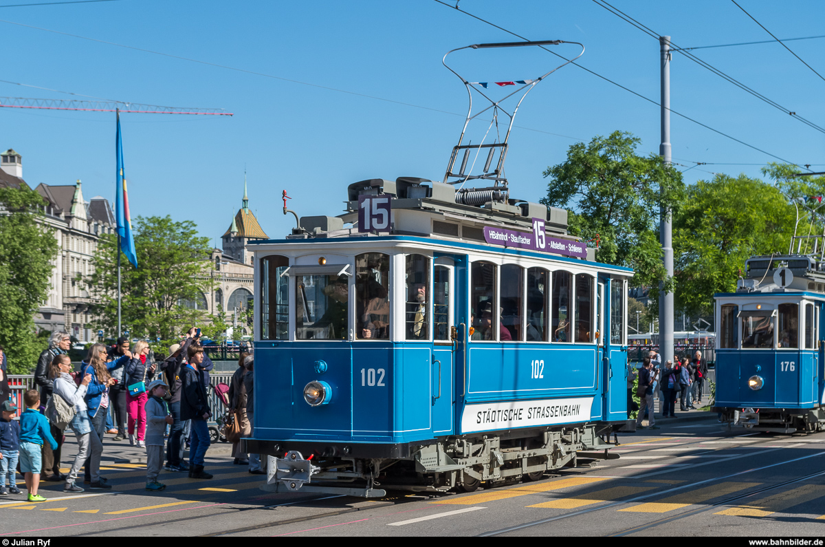 Tramparade in Zürich am 21. Mai 2017 zum 10-Jahre-Jubiläum des Tram-Museum Burgwies und zum 50-Jahre-Jubiläum des Vereins Tram-Museum.<br>
StStZ Ce 2/2 102 am Limmatquai.