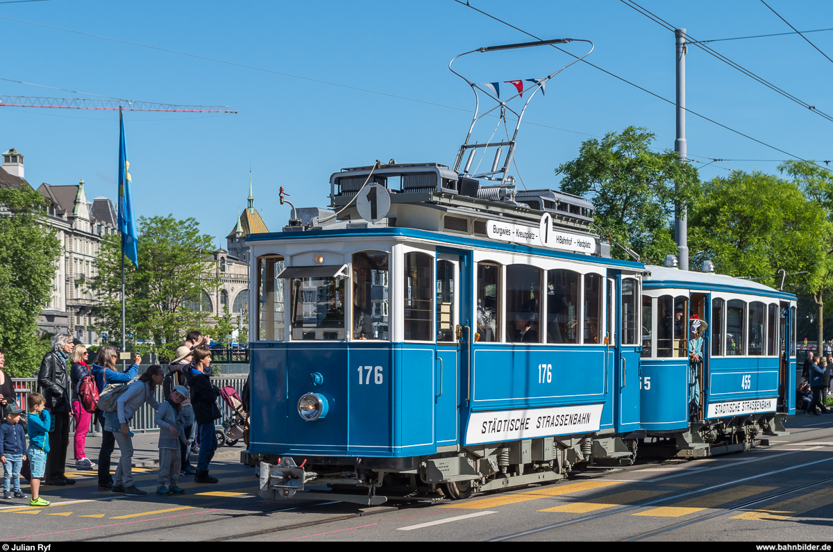 Tramparade in Zürich am 21. Mai 2017 zum 10-Jahre-Jubiläum des Tram-Museum Burgwies und zum 50-Jahre-Jubiläum des Vereins Tram-Museum.<br>
StStZ Ce 2/2 176 mit B2 455 am Limmatquai.