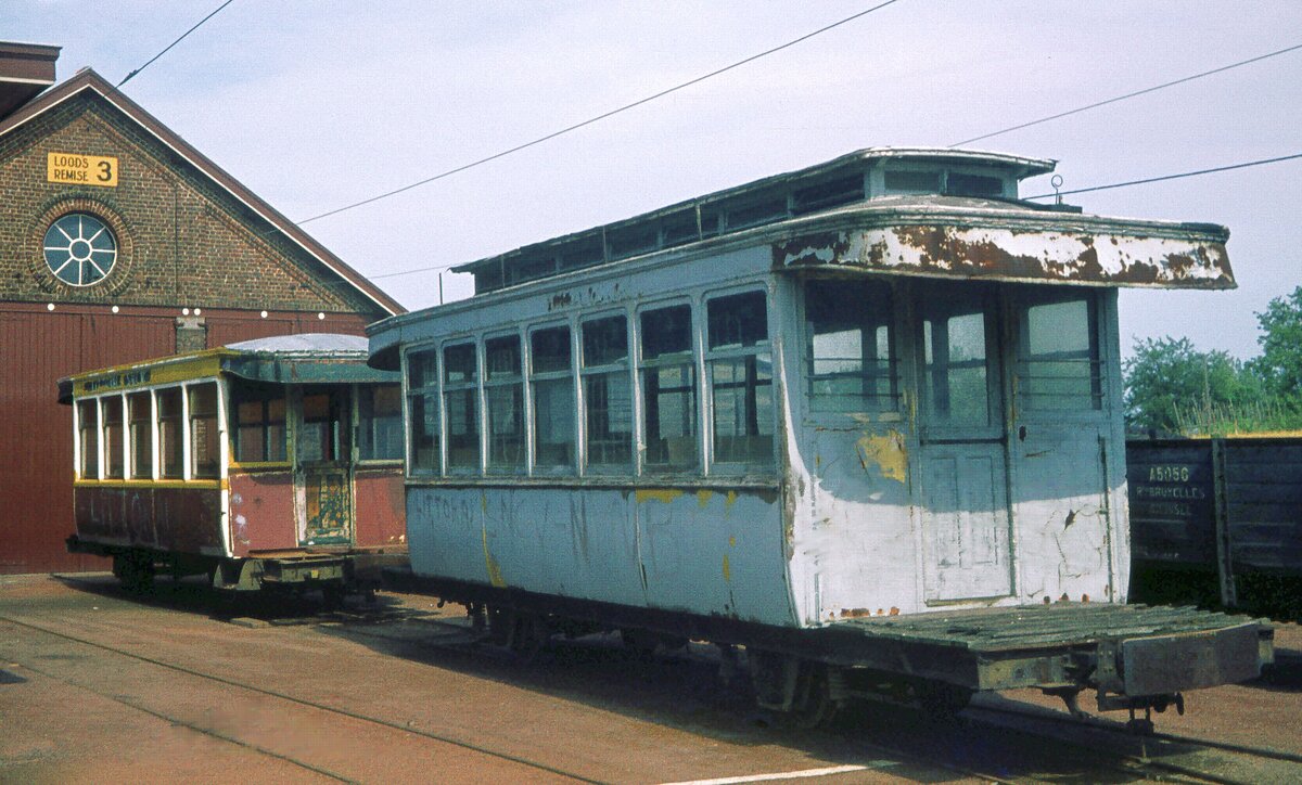 Tramsite Schepdaal__Tram-Museum im fr�heren, bis 1970 genutzten Depot Schepdaal in der Gemeinde Dilbeek westlich Br�ssel. Bw mit offenen Plattformen warten vor der Wagenhalle auf Aufarbeitung.__13-08-1974