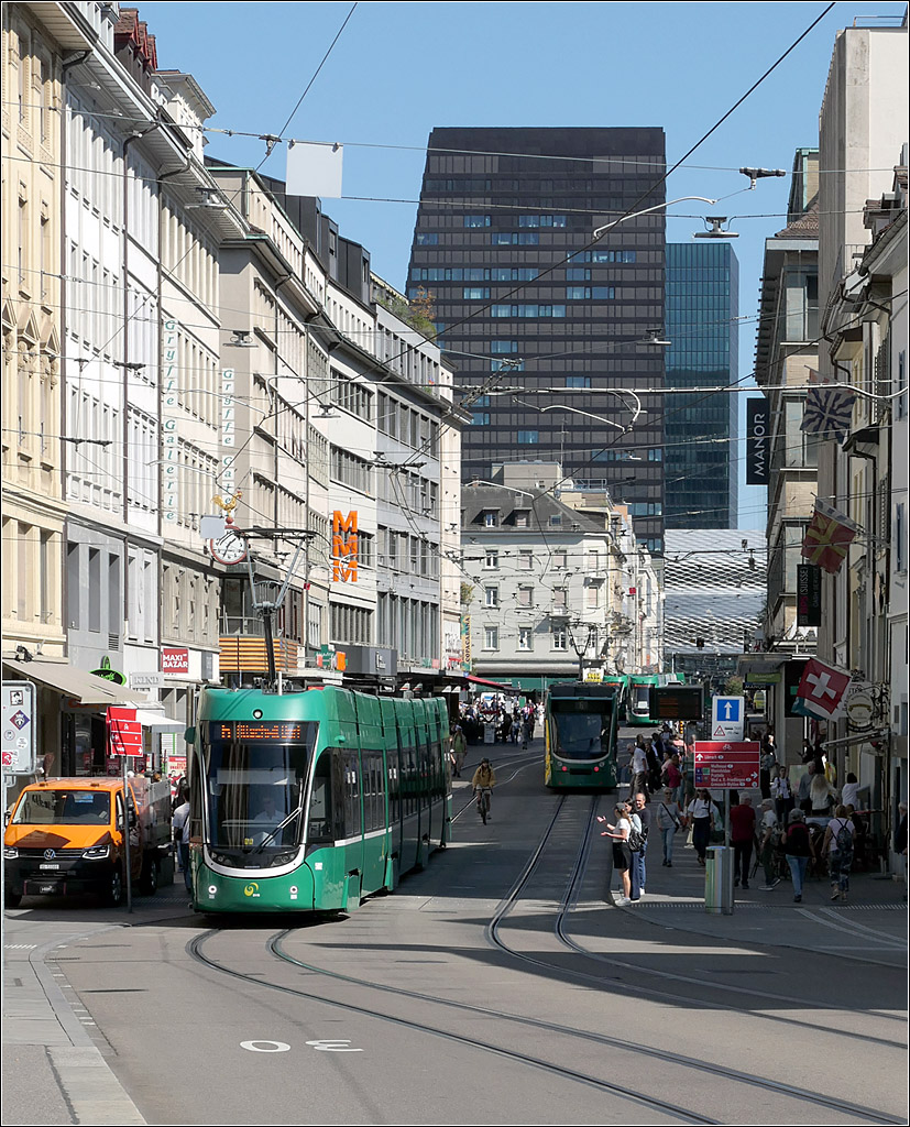 Tramverkehr in Kleinbasel - 

... in der Greifengasse zwischen der Mittleren Brücke und dem Claraplatz. Vorne Flexity 2 5002 der Linie 6 nach Allschwill Dorf. Das Messehochhaus hinten wird inzwischen vom Claraturm aus dieser Perspektive zum Großteil verdeckt.

18.09.2025 (M)