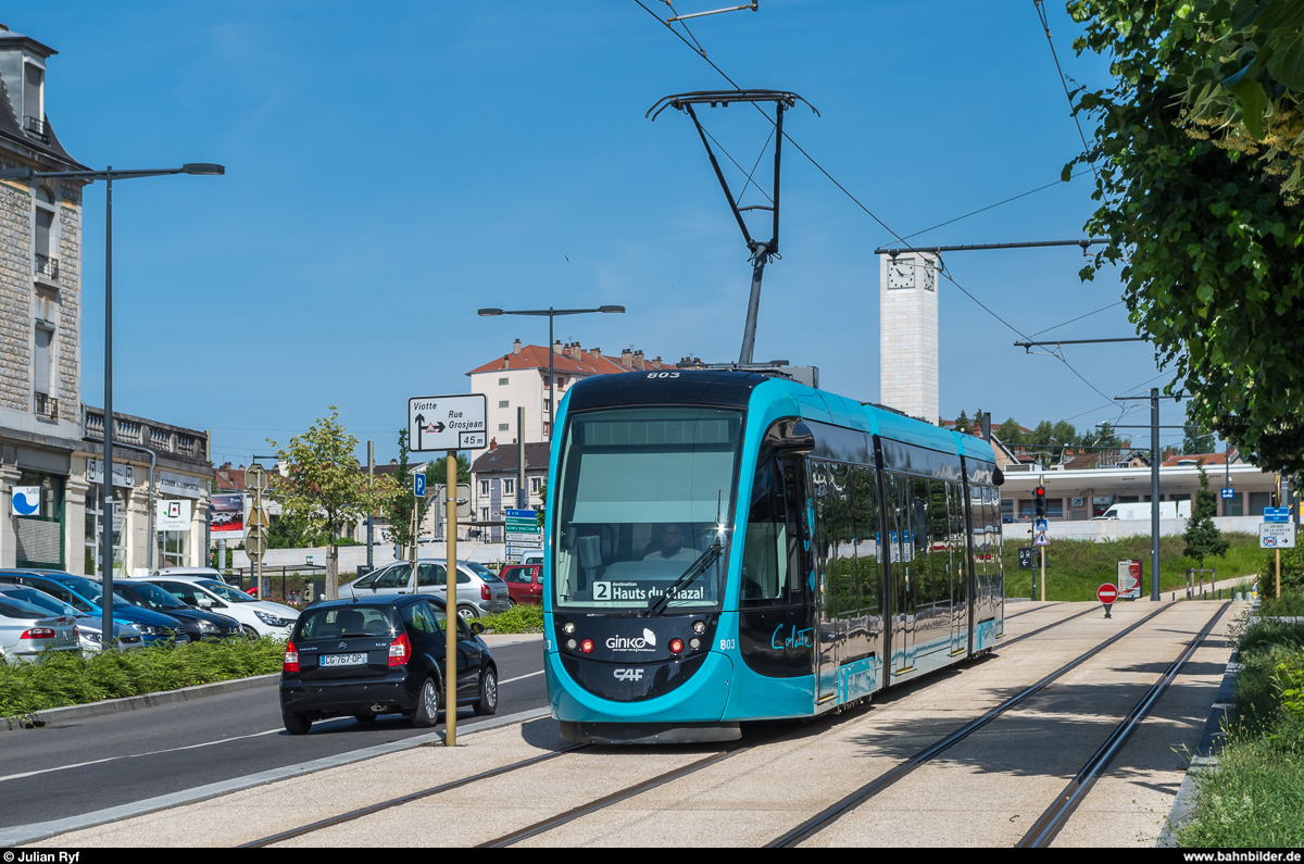 Tramway de Besançon: Seit 2014 verkehrt in Besançon wieder eine Strassenbahn, vorerst auf zwei Linien. Am 16. Juni 2017 ist CAF Urbos 803 auf der Linie 2 in Richtung Hauts du Chazal unterwegs und hat gerade die Endhaltestelle am Gare Viotte verlassen.