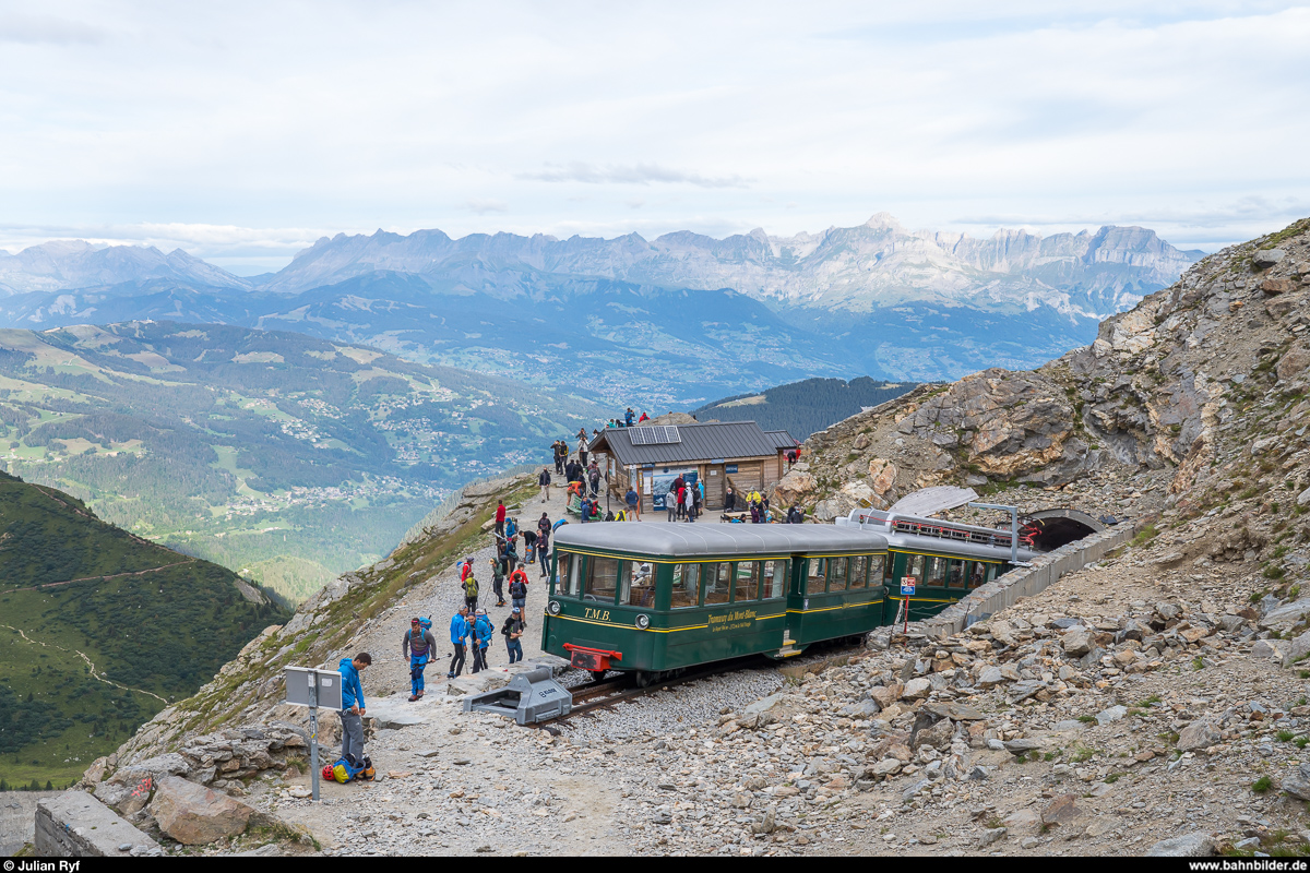 Tramway du Mont-Blanc am 26. August 2020<br>
Triebwagen Anne mit Vorstellwagen an der seit 1913 provisorischen Endstation Nid d'Aigle. In den nächsten Jahren soll die Strecke um 300 Meter verlängert und eine richtige Endstation gebaut werden.
