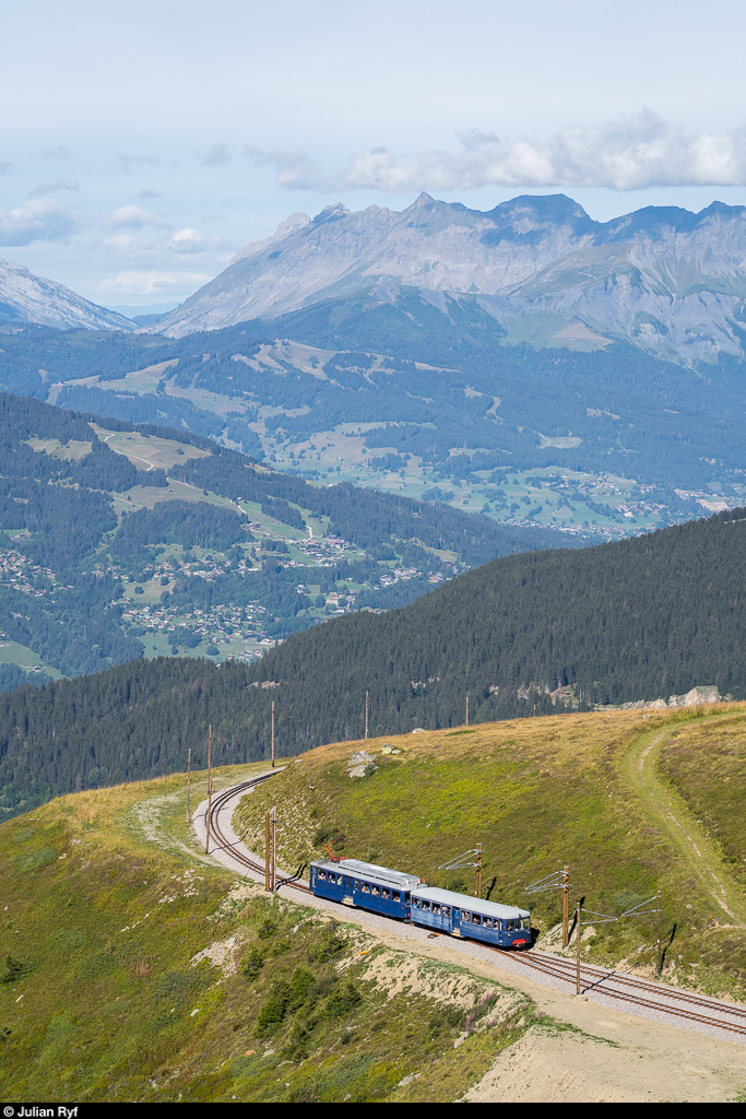 Tramway du Mont-Blanc am 26. August 2020<br>
Triebwagen Marie mit Vorstellwagen in der Kreuzungsstelle Mont Lachat.