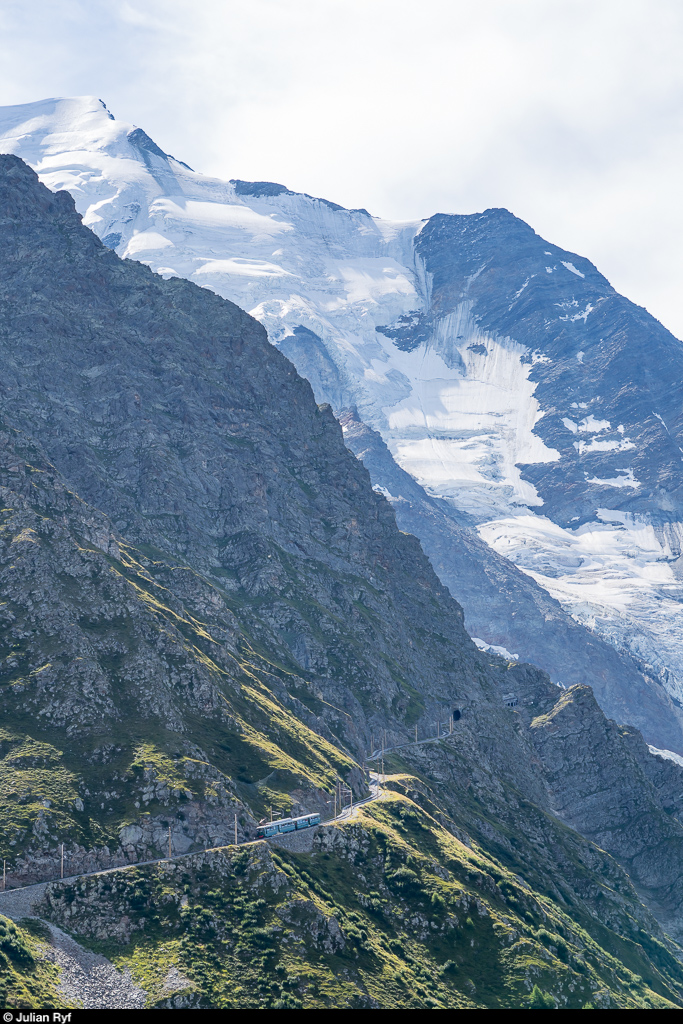 Tramway du Mont-Blanc am 26. August 2020<br>
Triebwagen Anne mit Vorstellwagen zwischen Nid d'Aigle und Mont Lachat. Im Hintergrund die Aiguille du Bionnassay und der Glacier du Bionnassay.