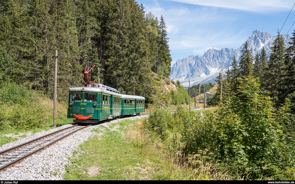 Tramway du Mont-Blanc am 26. August 2020<br>
Triebwagen Anne mit Vorstellwagen beim Col de Voza. Im Hintergrund die Aiguille du Midi.