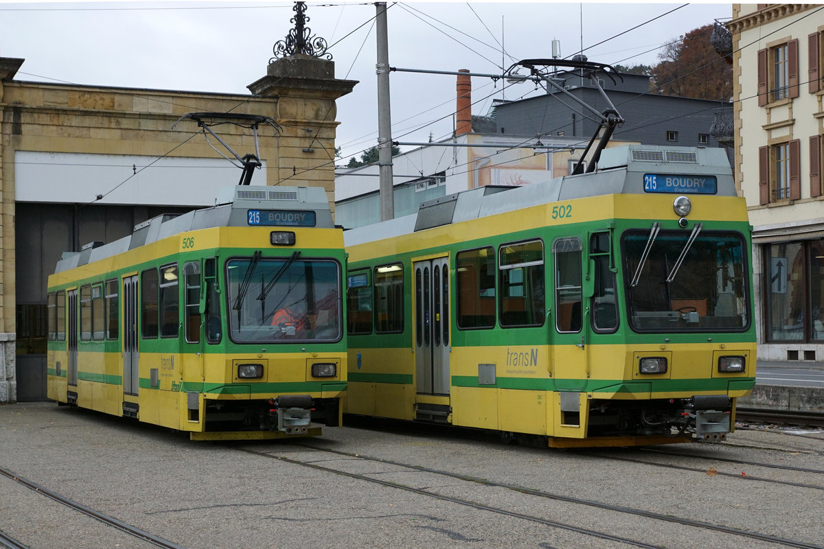 trans N/TN: Die Be 4/4 502 und Be 4/4 506 auf den nächsten Einsatz wartend vor dem Tramdepot Neuchâtel am 10. November 2017.
Bald werden diese Fahrzeuge aus dem Jahre 1981 durch die jüngeren Be 4/8 31 - 34 mit Baujahr 2004/2008 der AB/TB ersetzt.
Foto: Walter Ruetsch