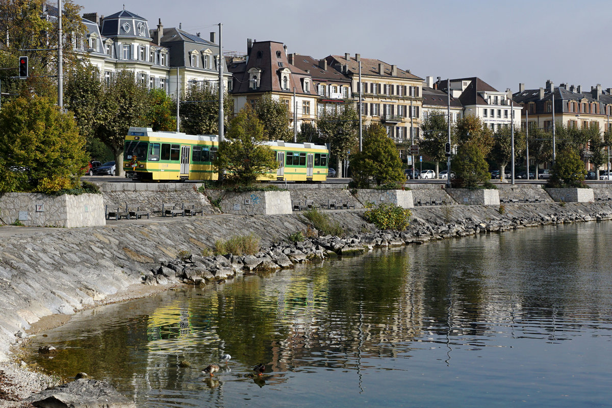 trans N
transports publics neuchâtelois
Am Sonntag den 27. Oktober 2019
hiess es
Journée d'adieu aux rames Littorail.
Während 38 Jahren prägten diese eleganten Triebzüge das Bild der Transports Régionaux Neuchâtelois (TRN). Nun werden sie durch die ehemaligen Triebzüge der Trogener Bahn ersetzt die im Appenzellerland nicht mehr gebraucht werden.
Foto: Walter Ruetsch   