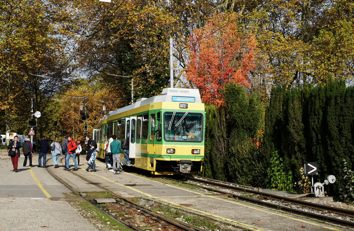 trans N
transports publics neuchâtelois
Am Sonntag den 27. Oktober 2019
hiess es
Journée d'adieu aux rames Littorail.
Während 38 Jahren prägten diese eleganten Triebzüge das Bild der Transports Régionaux Neuchâtelois (TRN). Nun werden sie durch die ehemaligen Triebzüge der Trogener Bahn ersetzt die im Appenzellerland nicht mehr gebraucht werden.
Foto: Walter Ruetsch   