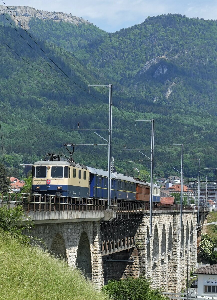 Trans Rail Re 421 387-2 mit einem Sonderzug bei Grenchen-Nord unterwegs am 20. Mai 2022.
Foto: Walter Ruetsch  