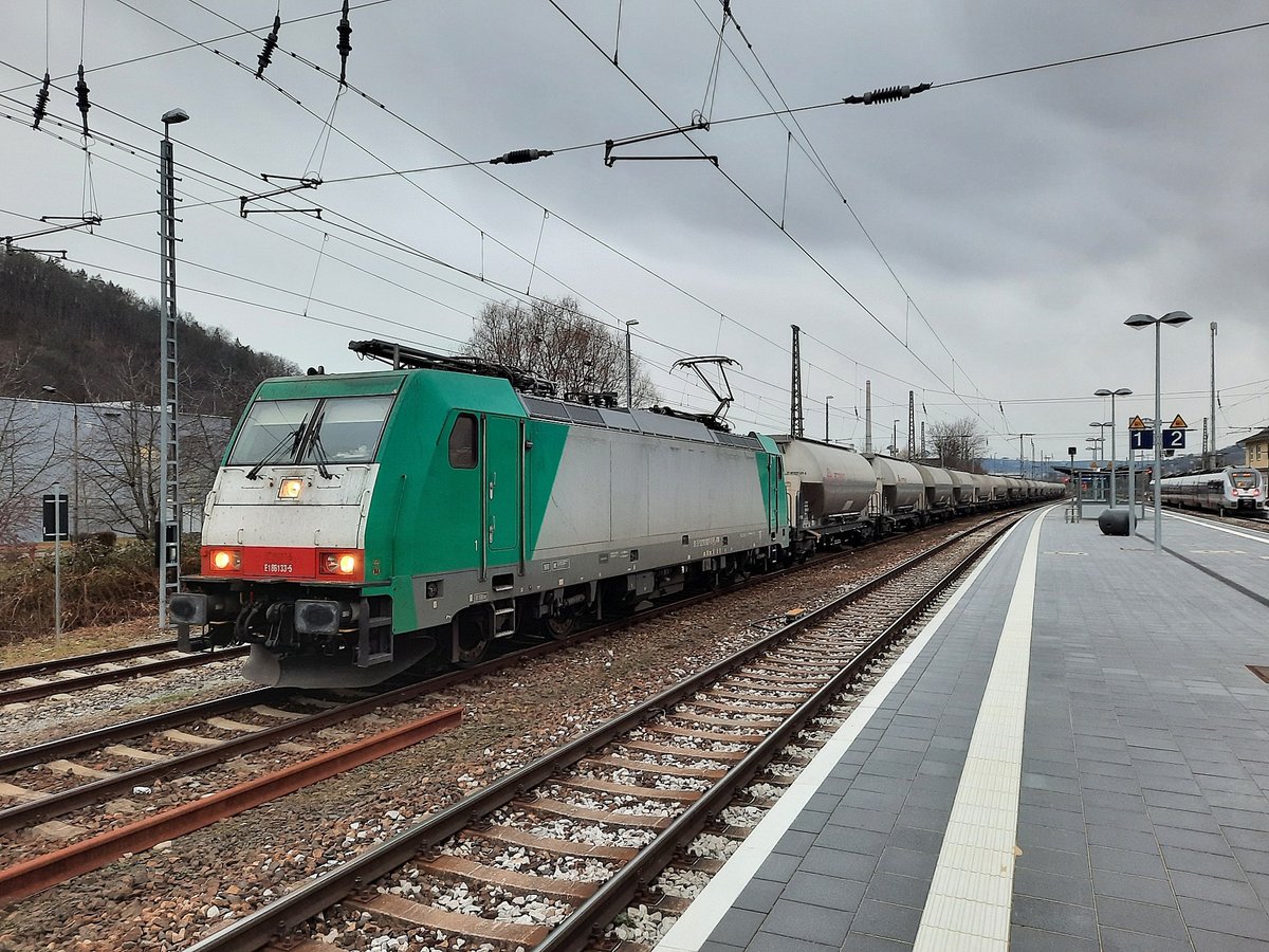 Transchem E 186 133-5 mit Uacns-Wagen Richtung Saalfeld, am 28.12.2020 in Jena-Göschwitz.