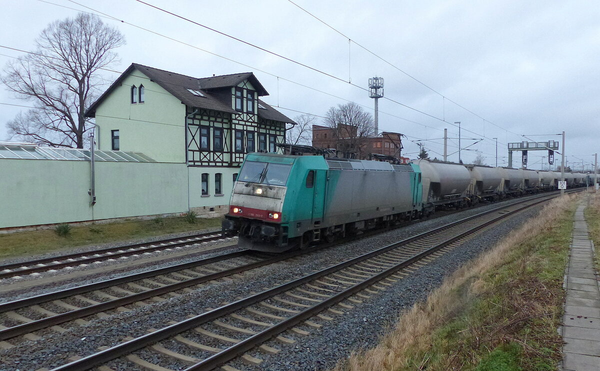 Transchem E186 243-2 mit ermewa Uacns-Wagen Richtung Erfurt, am 10.01.2022 in Vieselbach.