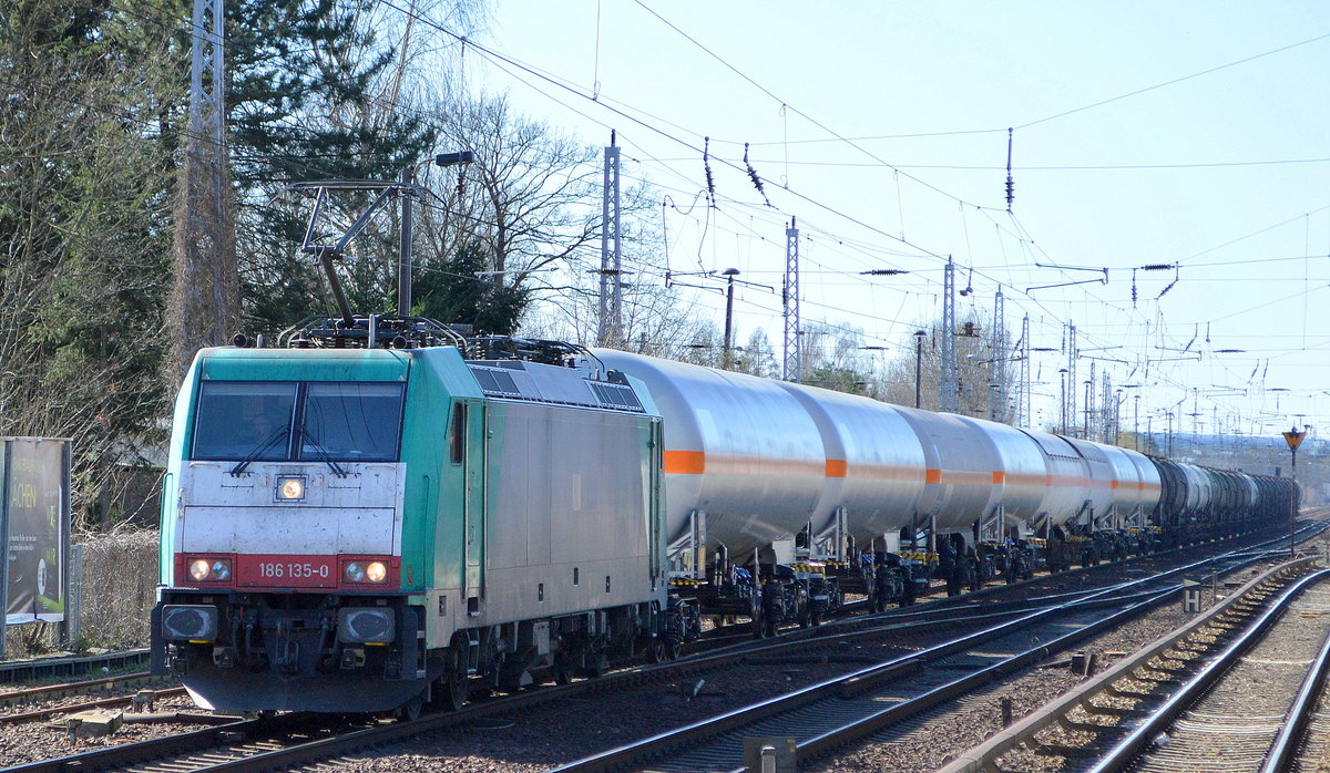 Transchem Sp. z o.o.  186 135-0  [NVR-Number: 91 80 6186 135-0 D-TM] mit gemischtem Kesselwagenzug am 01.04.19 Richtung Frankfurt/Oder weiter nach Polen in Berlin-Hirschgarten.