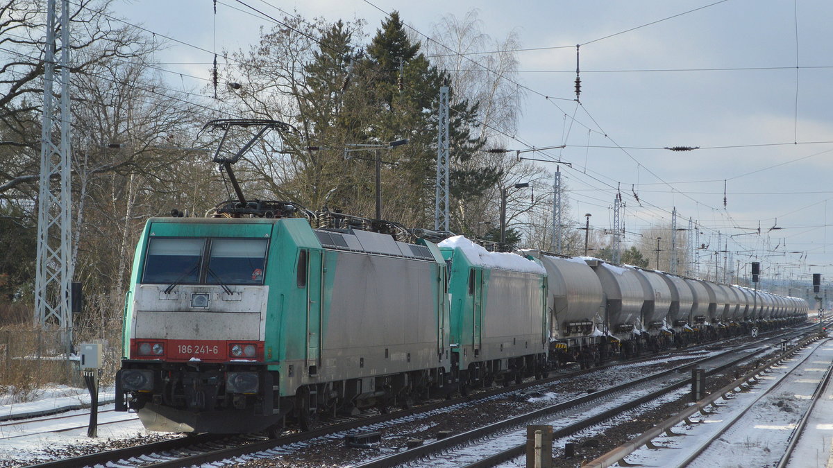 Transchem Sp. z o.o., Włocławek [PL] mit  186 241-6  [NVR-Nummer: 91 80 6186 241-6 D-TM] und  186 250  [NVR-Nummer: 91 51 5270 003-4 PL-TM] + Staubgutzug am Haken am 11.02.21 Berlin Hirschgarten Richtung Polen.