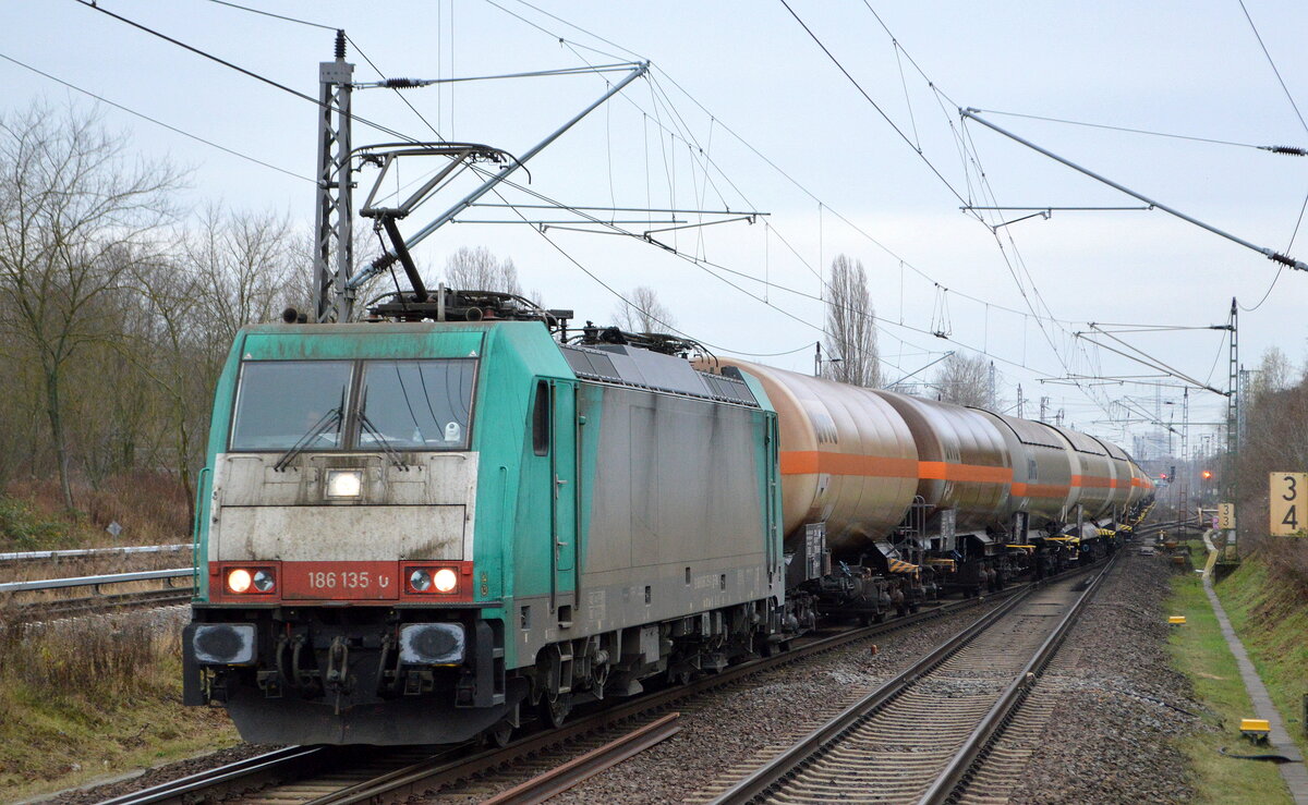 Transchem Sp. z o.o., Włocławek [PL] mit  186 135-0  [NVR-Nummer: 91 80 6186 135-0 D-TM] und einem gemischtem Kessel-Silowagenzug am 14.12.21 Durchfahrt Bf. Berlin Hohenschönhausen.