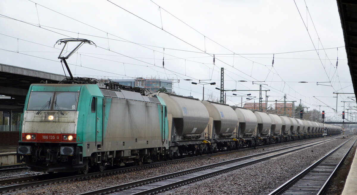 Transchem Sp. z o.o., Włocławek [PL] mit  186 135-0  [NVR-Nummer: 91 80 6186 135-0 D-TM] und einem langen Staubgutsilozug Richtung Polen am 26.01.22 Durchfahrt Bf. Flughafen BER - Terminal 5.