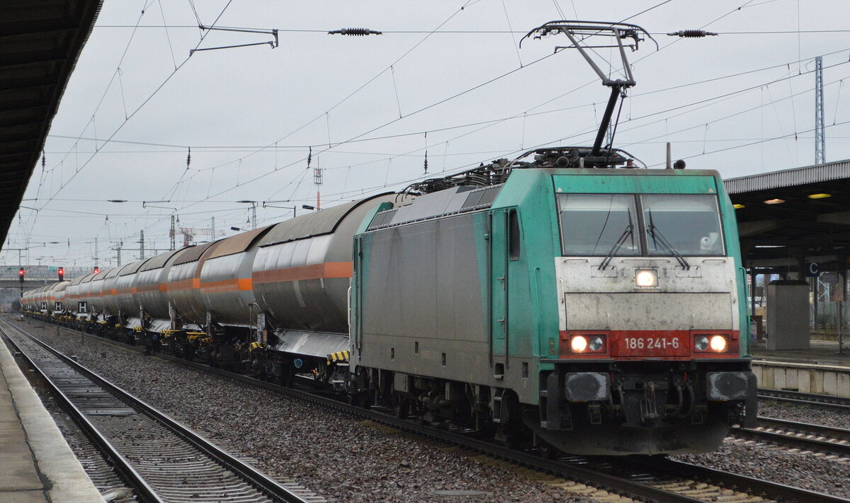 Transchem Sp. z o.o., Włocławek [PL] mit  186 241-6 [NVR-Nummer: 91 80 6 186 241-6 D-ATLU] und einem Ganzzug firmeneigener Druckgaskesselwagen (Ammoniak, wasserfrei) am 08.02.22 Durchfahrt Bf. Flughafen BER - Terminal 5.