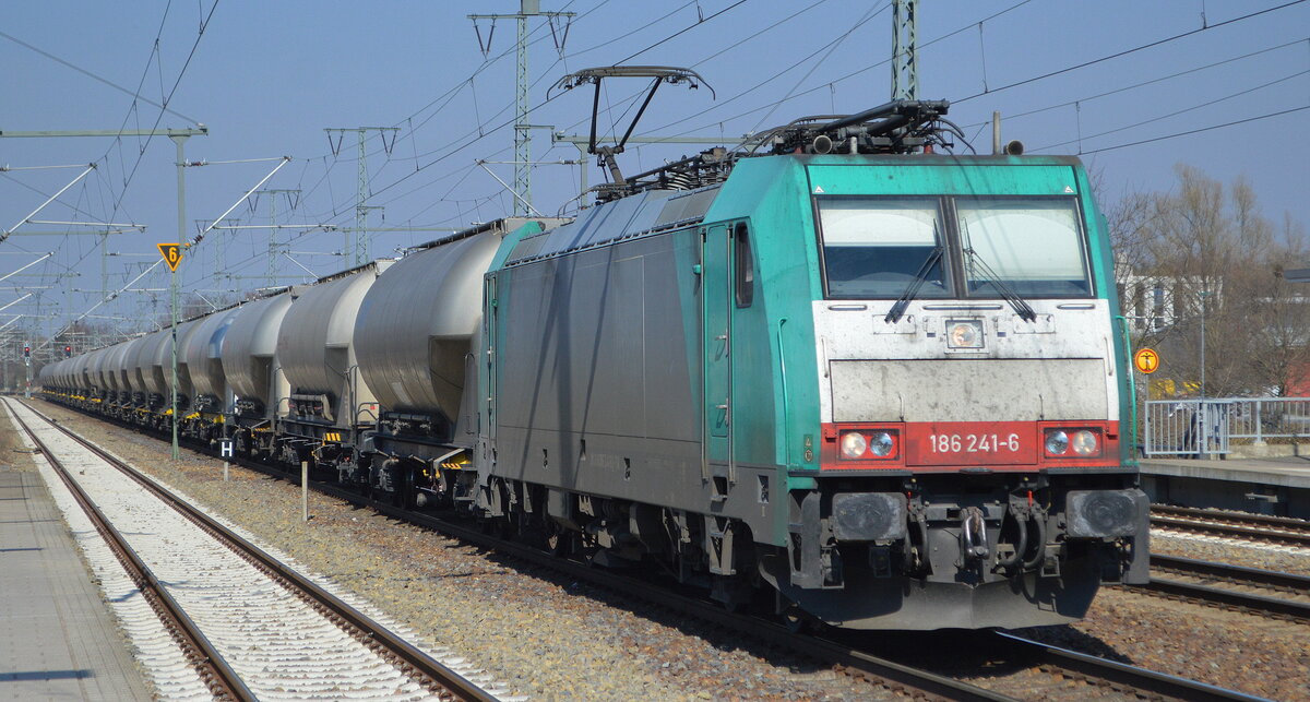 Transchem Sp. z o.o., Włocławek [PL] mit  186 241-6  [NVR-Nummer: 91 80 6 186 241-6 D-ATLU] und Staubgutzug am 23.03.22 Durchfahrt Bf. Golm.