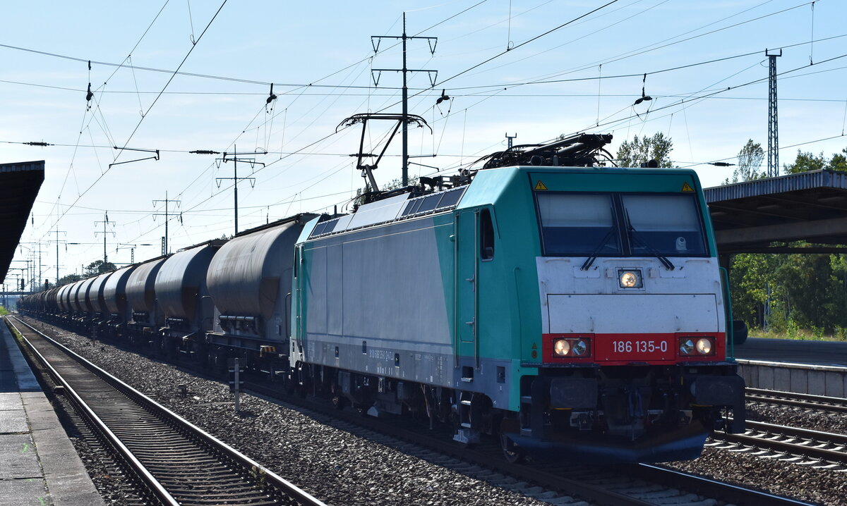 Transchem Sp. z o.o., Włocławek [PL mit der  186 135-0  [NVR-Nummer: 91 80 6186 135-0 D-ATLU] und einem Kessel- und Staubgutwagen Zug am 09.09.23 Höhe Bahnhof Flughafen BER Terminal 5.
