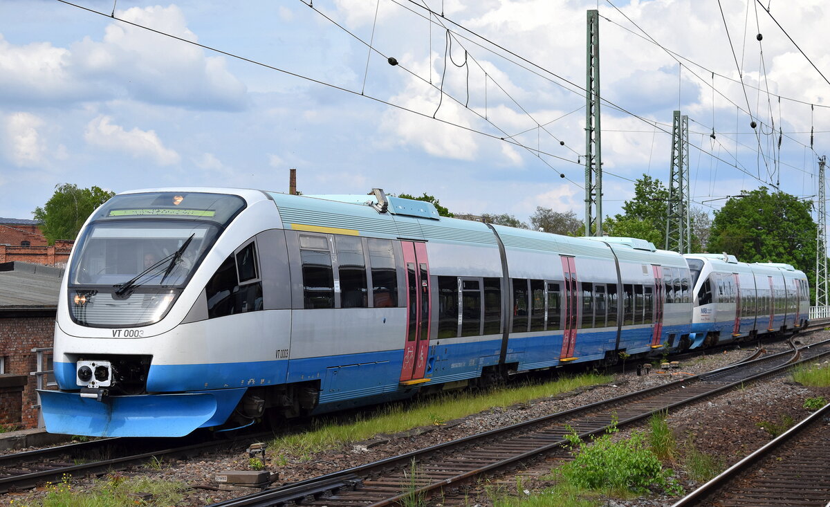 Transdev GmbH - Mitteldeutsche Regiobahn mit zwei Talent-Triebzügen  VT 0003  +  VT 0004  auf Dienstfahrt am 11.05.23 Vorbeifahrt Bahnhof Magdeburg-Neustadt.