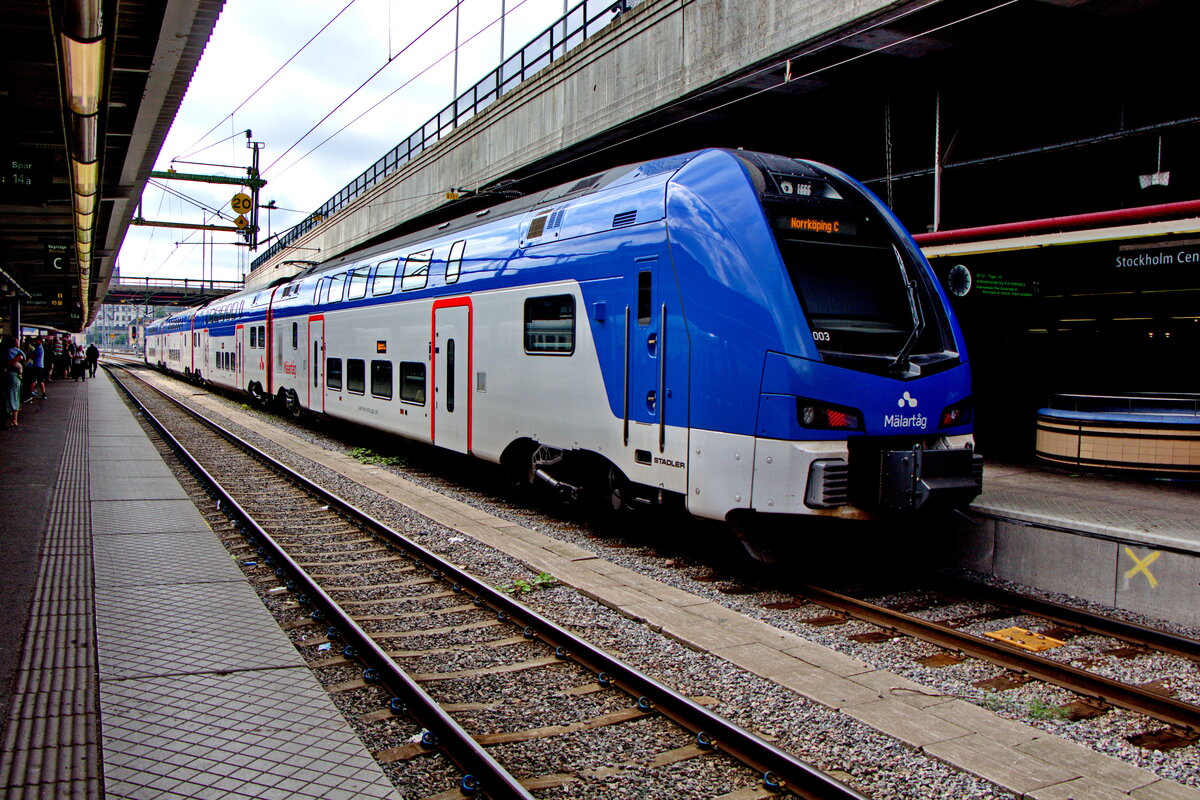 Transitio ER1 (eine Adaption des Stadler KISS gemäß den Wünschen des schwedischen Auftraggebers, von Stadler als Dosto Mälartåg bezeichnet) mit der Nr. 94 74 0700 603-1-ER1 steht am 01. Juli 2022 im Bahnhof von Stockholm.