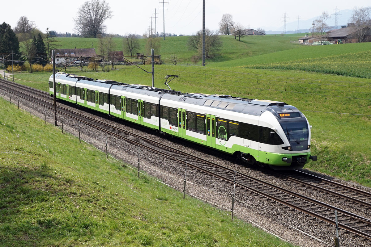 transN Flirt auf unüblichen Geleisen.
Flirt transN RABe 523-075 als Regionalzug Biel-Olten bei Niederbipp am 21. April 2021.
Foto: Walter Ruetsch