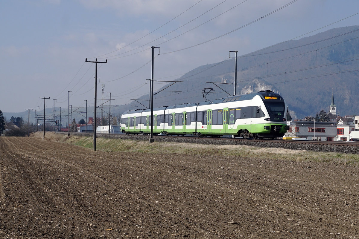 transN RABe 523 075 Flirt als Regionalzug Olten-Biel bei Oensingen am 8. März 2021.
Foto: Walter Ruetsch