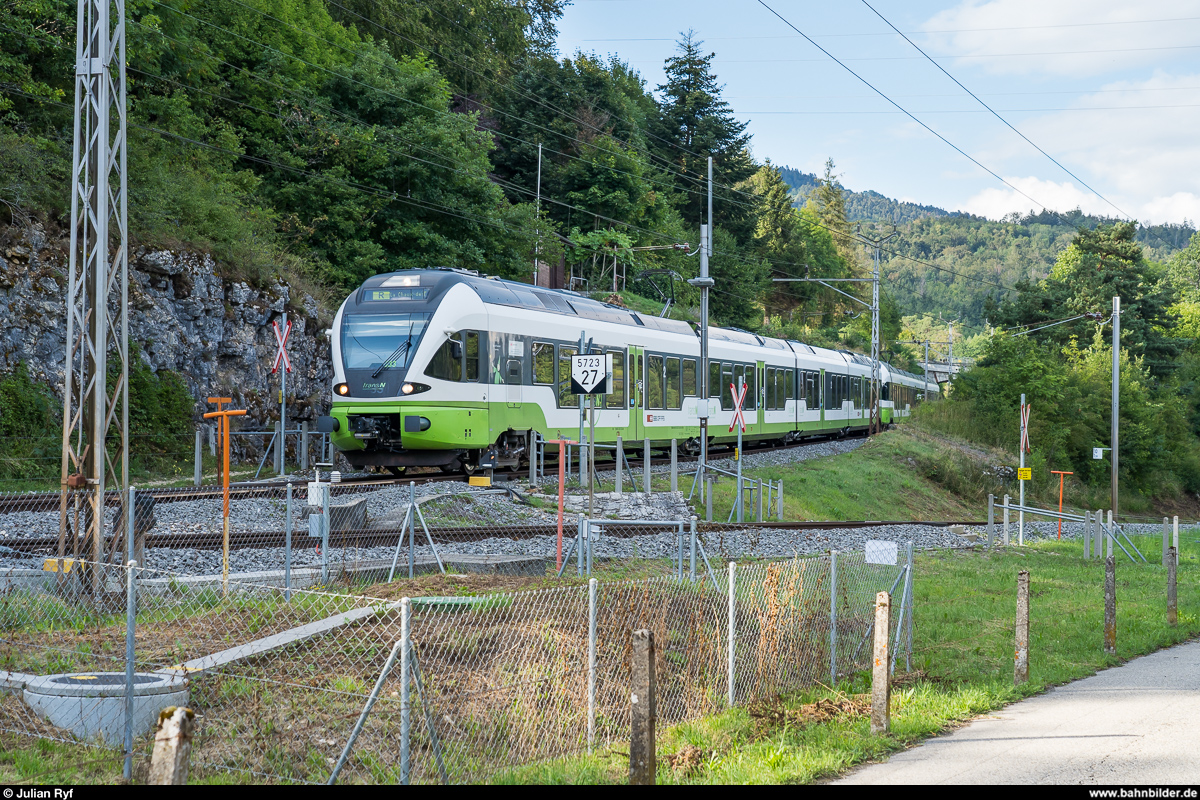 TransN RABe 527 333 erreicht am 17. August 2020 zusammen mit einem weiteren FLIRT als RE Le Locle - Neuchâtel den Bahnhof Chambrelien. Nach einem Fahrtrichtungswechsel wird er in wenigen Minuten die im Vordergrund sichtbare Strecke befahren.