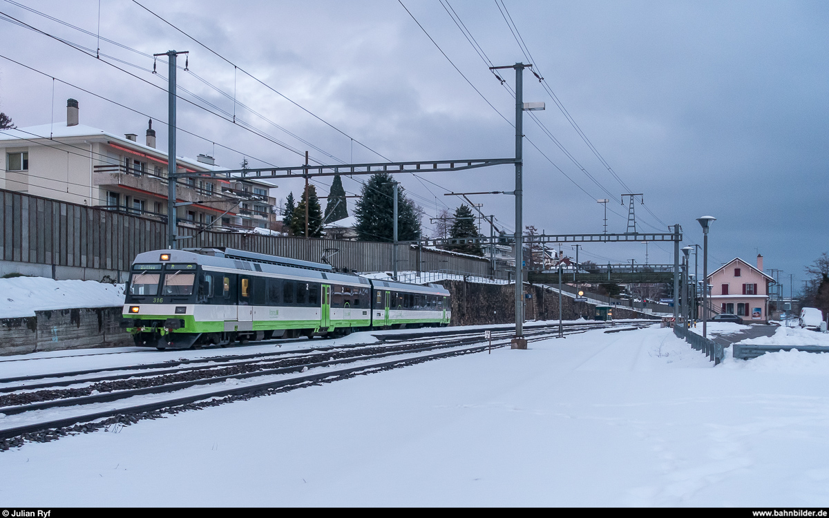 TransN RBDe 567 316 mit ABt 204 als abendlicher Einschaltzug Neuchâtel - Buttes am 3. März 2018 beim Verlassen des Bahnhofs Auvernier. Die NPZ werden planmässig nicht mehr eingesetzt, Einsätze ohne Jumbo-Zwischenwagen sind sowieso aussergewöhnlich.
