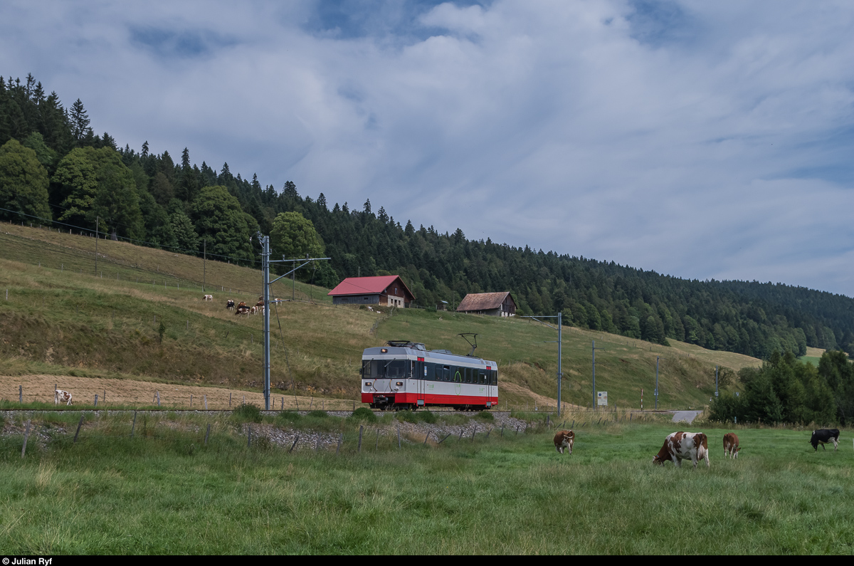 TransN/CMN/PSC BDe 4/4 6 erreicht am 4. August 2016 in Kürze seinen Endbahnhof Les Ponts-de-Martel. <br><br>

Die Strecke von La Chaux-de-Fonds nach Les Ponts-de-Martel musste am 1. Mai diesen Jahres auf Anordnung des BAV auf Busbetrieb umgestellt werden, weil die zahlreichen Bahnübergänge (teilweise illegal aufgeschüttete Karrenübergänge) nicht den Vorschriften entsprachen. Es bestand die Befürchtung, dass der Busbetrieb zum Providurium wird. Glücklicherweise hat sich diese Befürchtung nicht bewahrheitet und schon nach einem Monat konnte der Bahnbetrieb wieder aufgenommen werden (auch wenn die Bahnübergänge nicht wirklich saniert aussehen). 