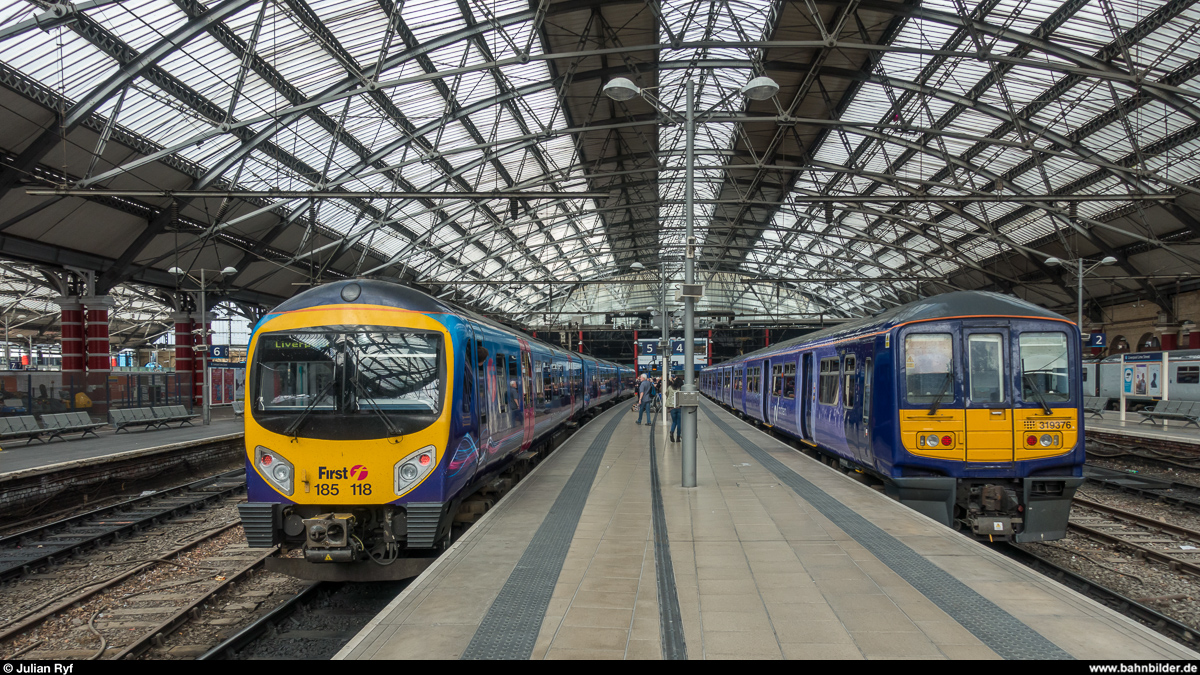 TransPennine Express 185 118, noch in der alten bis 2016 verwendeten Lackierung und Northern 319 376 stehen am 19. August 2017 in Liverpool Lime Street zur Abfahrt bereit.