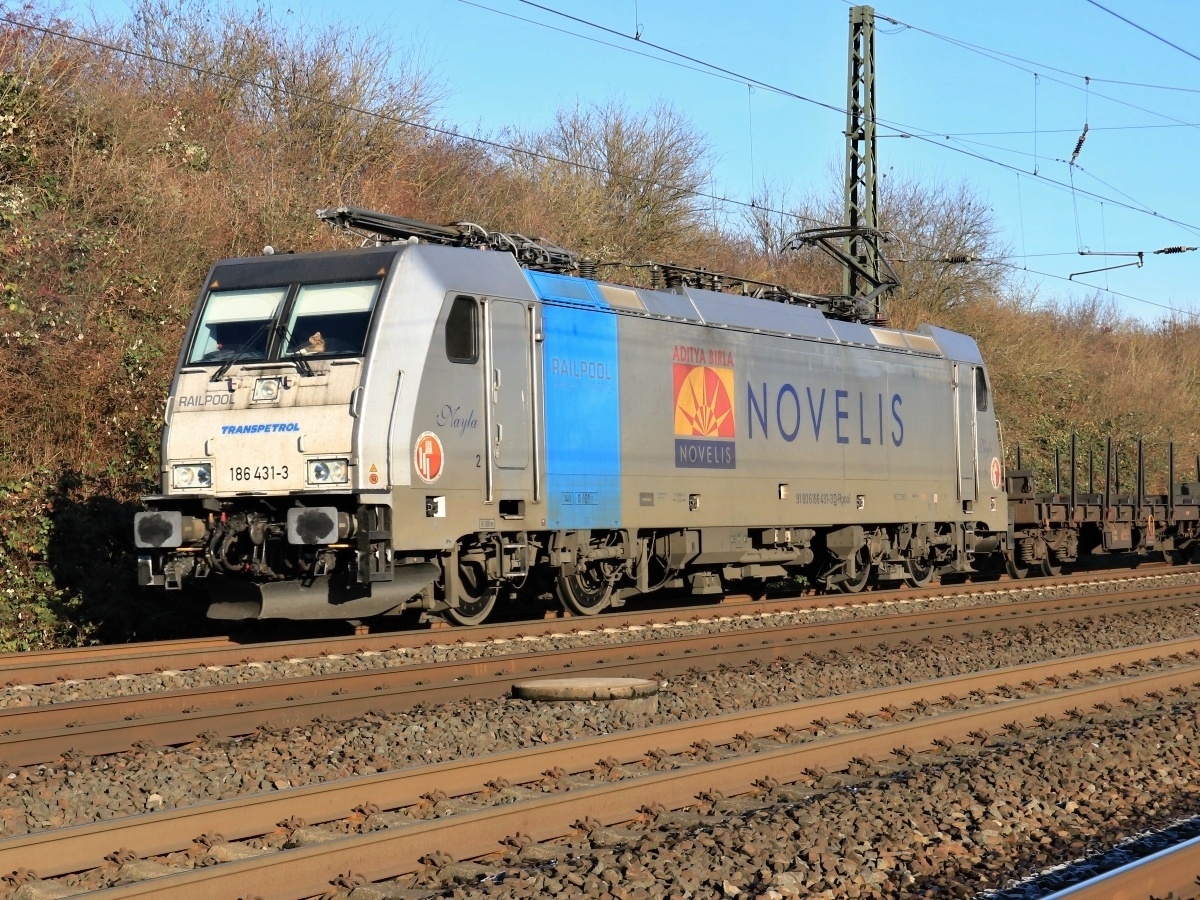 Transpetrol 186 431-3  Nayla  (NVR: 91 80 6186 431-3 D-Rpool) hat gerade den Herforder Bahnhof  Richtung Süden passsiert...<Br>
Seitenporträt 02.12.2016<P>
Weitere Bilder zum Thema Bahnfotografie gibt es auf meiner Site unter:<br> 
<a href= http://www.ralf-bueker.de/Ralf's Eisenbahnbilder.htm target= _blank >Ralf's Eisenbahnbilder