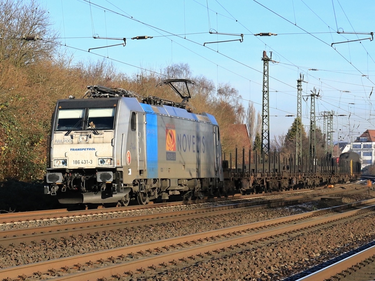 Transpetrol 186 431-3  Nayla  (NVR: 91 80 6186 431-3 D-Rpool) hat gerade den Herforder Bahnhof  Richtung Süden passsiert...<Br>
Pic 02.12.2016<P>
Weitere Bilder zum Thema Bahnfotografie gibt es auf meiner Site unter:<br> 
<a href= http://www.ralf-bueker.de/Ralf's Eisenbahnbilder.htm target= _blank >Ralf's Eisenbahnbilder