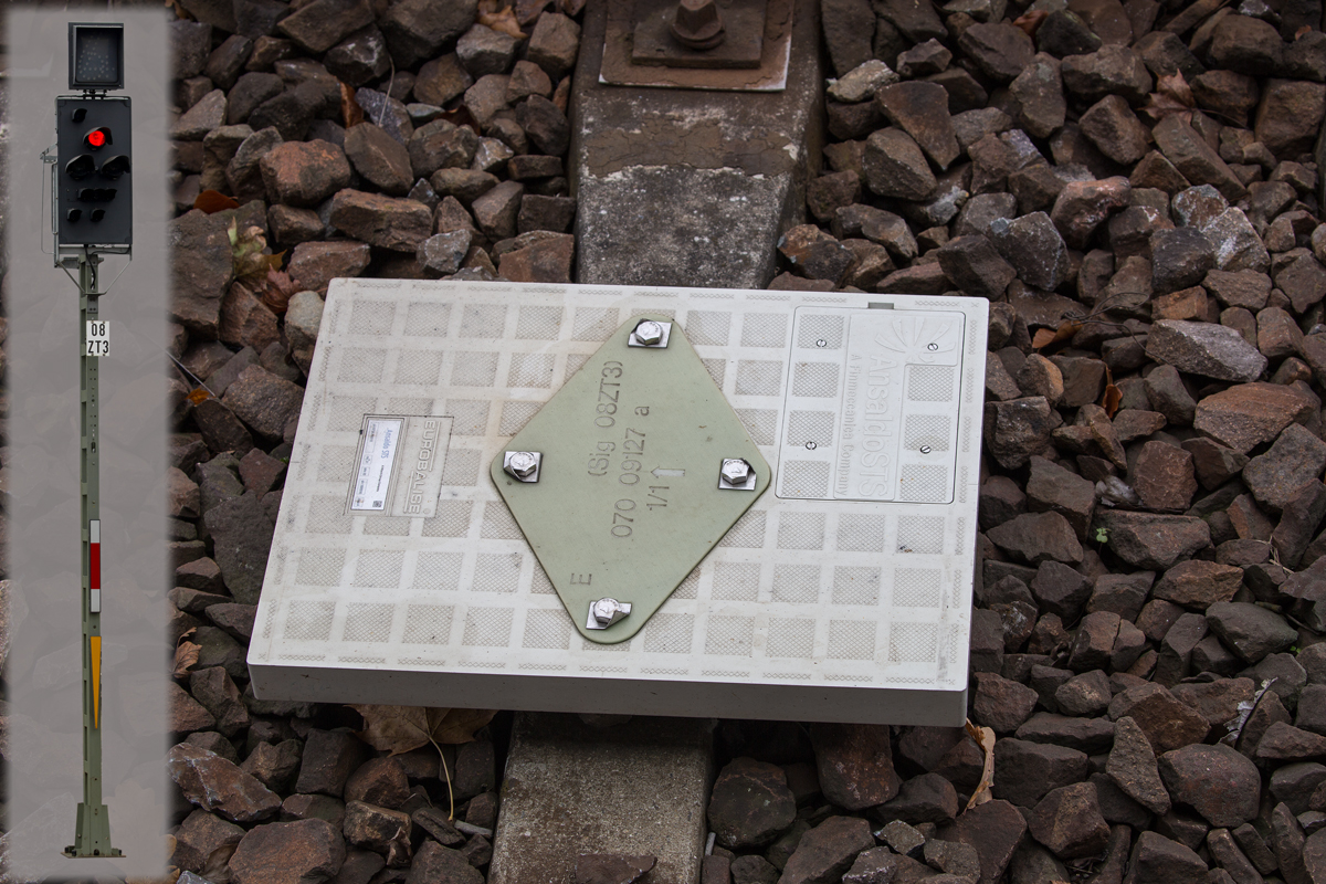 Transponder für Zugbeeinflussungssystem (Eurobalise) des ins Bild eingefügtem Signals 08ZT3, gesehen im Neustrelitzer Bahnsteiggleis 4. - 24.10.2017
