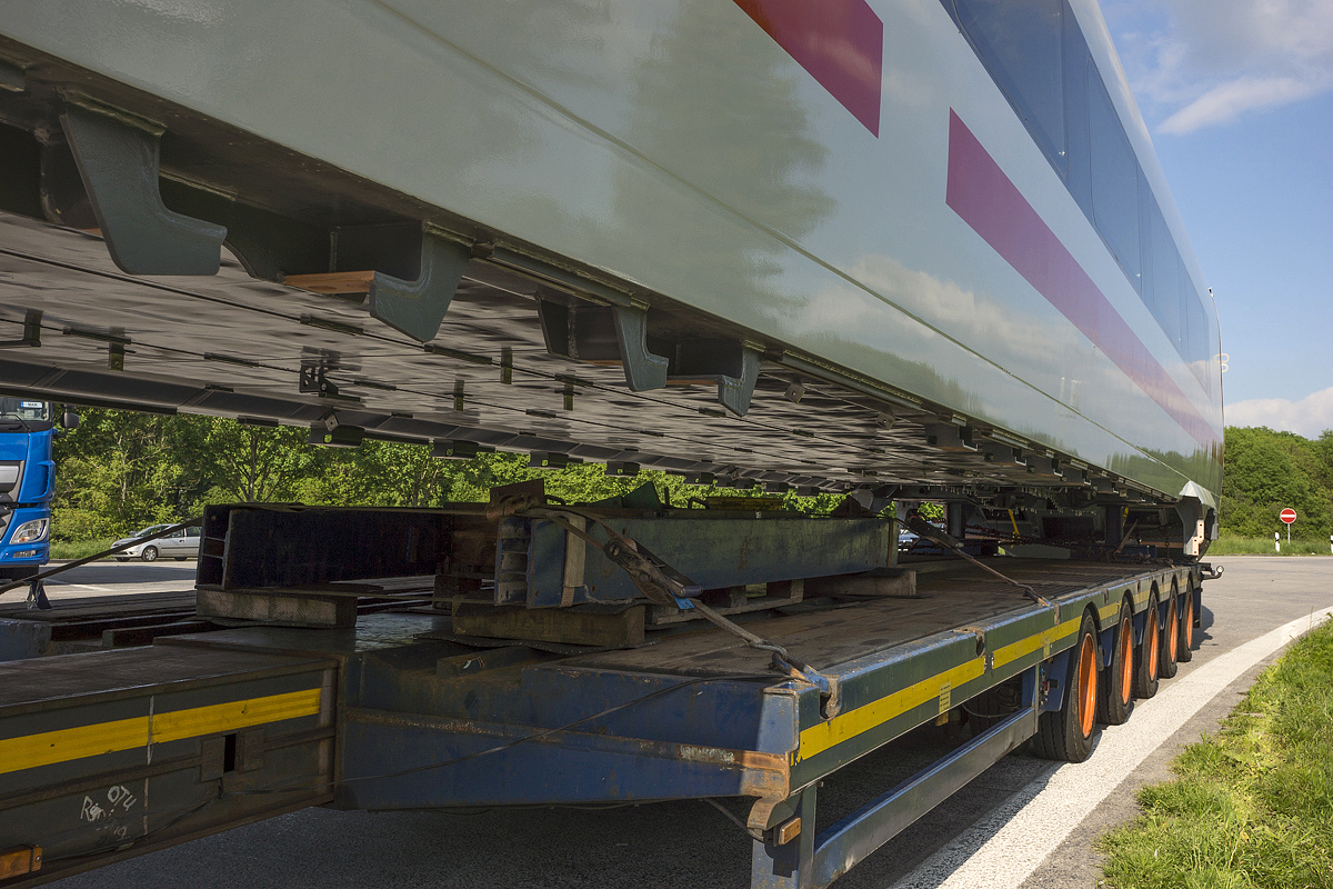 Transport eines Wagenkastens eines neuen ICx-Mittelwagens auf der A44 von Kassel nach Dortmund. Autobahnparkplatz Steinausen am 16.05.2014 