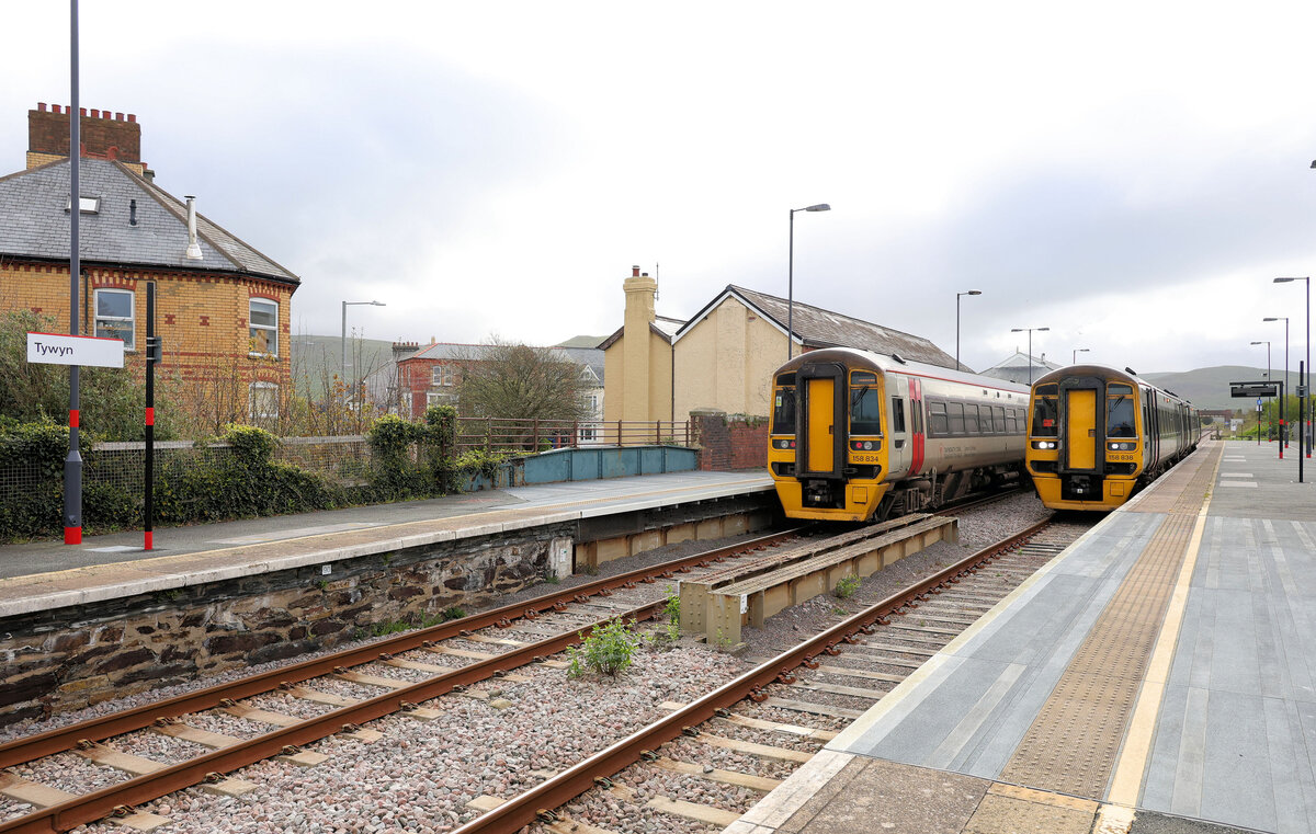Transport for Wales / Trafnidiaeth Cymru: Zug 158 834 aus Pwllheli nach Shrewsbury kreuzt Zug 158 838 in Tywyn (fr�her Towyn). 18.April 2026 