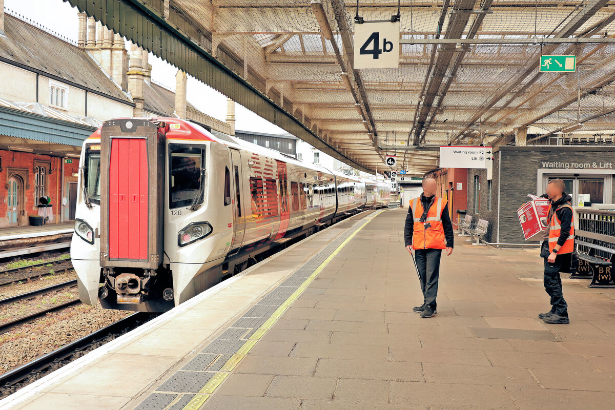 Transport for Wales / Trafnidiaeth Cymru: Class 197 Triebz�ge beginnen, die Class 158 abzul�sen. Class 197 (51 Zweiwagen- und 26 Dreiwagenz�ge) werden von der spanischen CAF gebaut (Kasten in Spanien, Zusammenbau in Newport, Wales); Baujahre 2021 - 2026. Bild: Zug 197 120 in Shrewsbury, 16.April 2026  