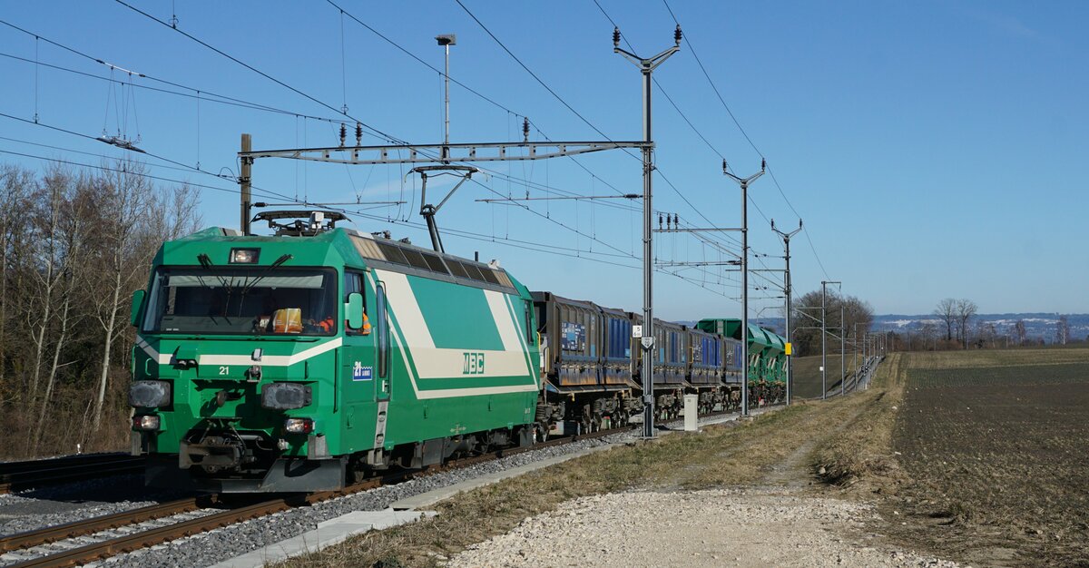 Transports de la région Morges-Bière-Cossonay (MBC).
Ge 4/4 21 mit einem Kieszug bei Bussy-sur-Morges am 28. Januar 2022.
Foto: Walter Ruetsch