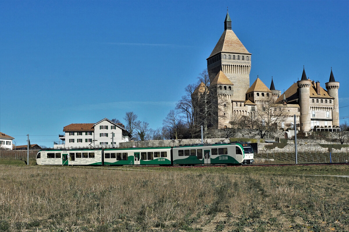 Transports de la région Morges-Bière-Cossonay (MBC).
Regionalzug mit Be 4/4 + B + Be 4/4 bei Vufflens-le-Château am 28. Januar 2022.
Foto: Walter Ruetsch