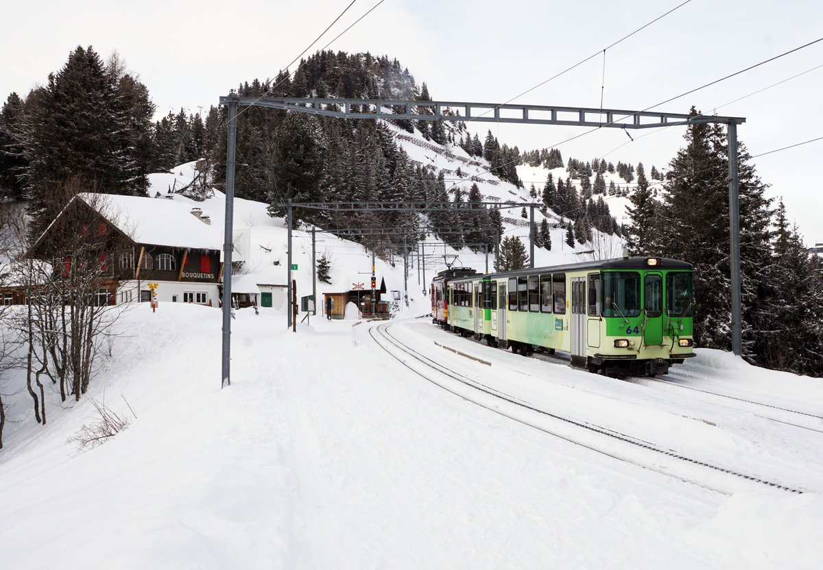 Transports publics du Chablais TPC Winteridylle auf dem BVB Streckenabschnitt Villars - Col-de-Bretaiye vom 18. Januar 2019 mit dem noch roten BDeh 4/4 82.
Zugseinfahrt in Col-du-Soud.
Foto: Walter Ruetsch 