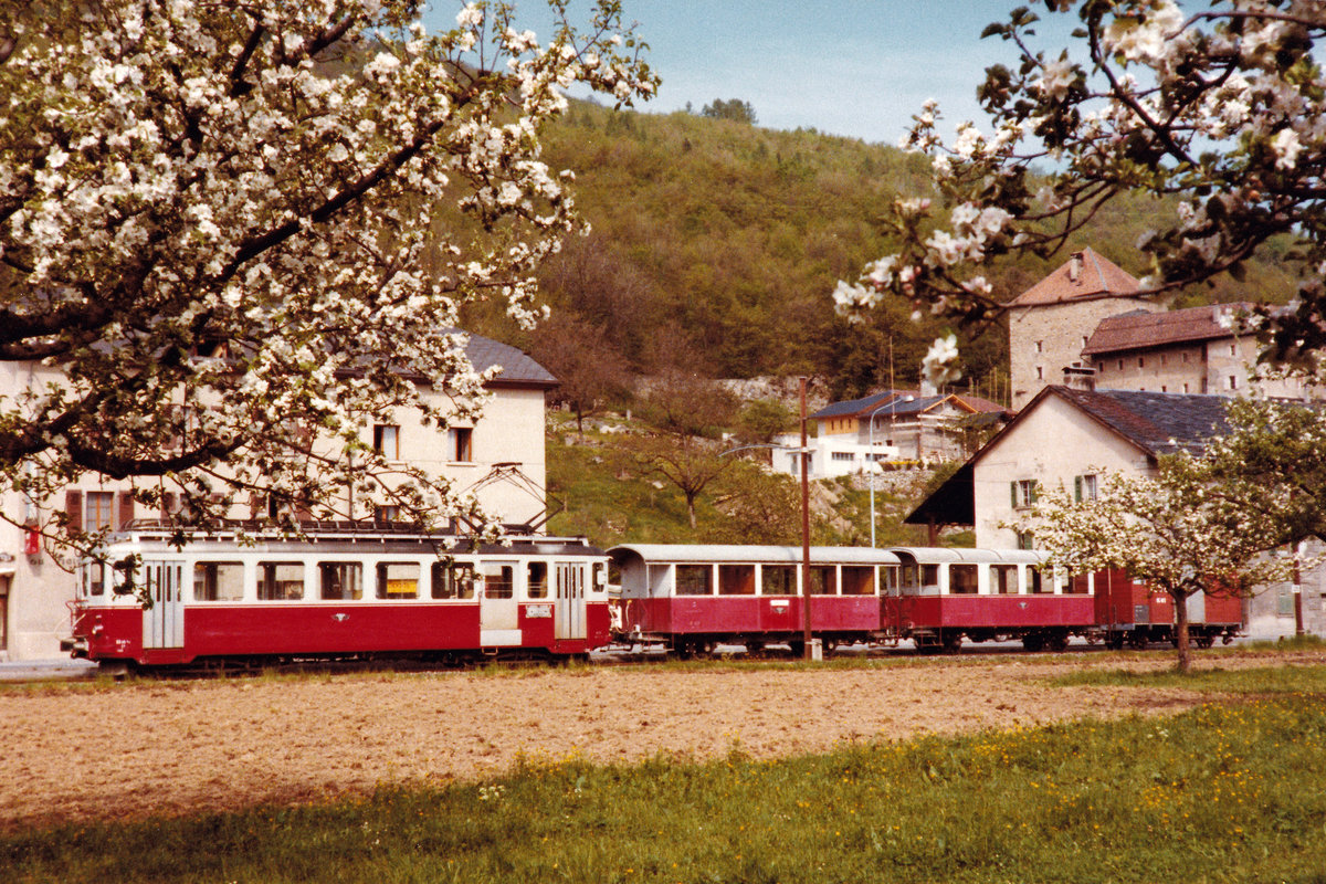 Transports publics du Chablais TPC/AOMC.
Von Aigle nach Champéry mit der alten Regionalbahn.
Vierwagenzug mit BDeh 4/4 (11-14) + B2 + B2 + K bei Collombey 1979.
Foto: Walter Ruetsch 
